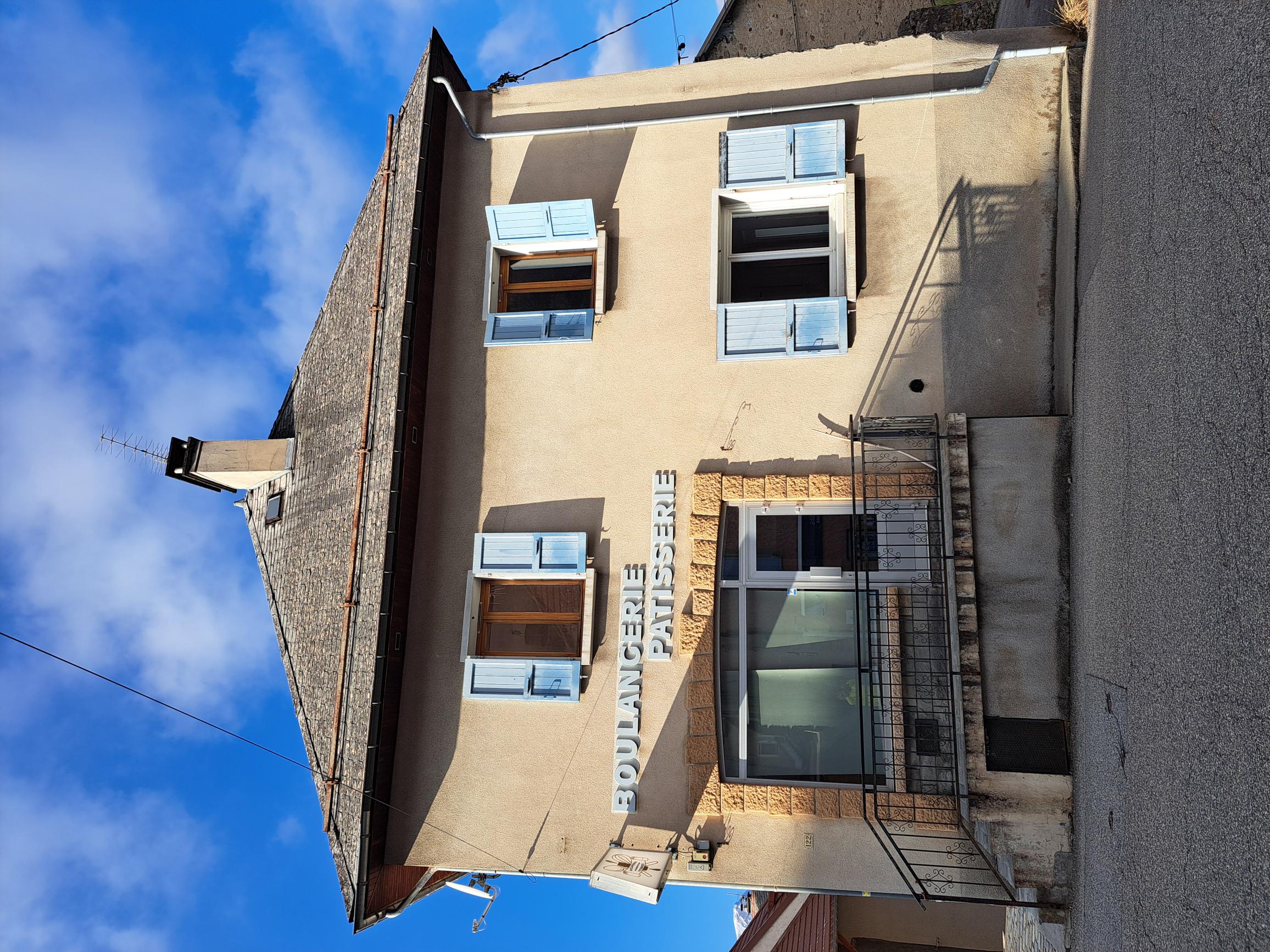 15 000€ le pas de porte ou 179 000€ pour les murs de cette boulangerie venant juste de cesser son activité, c'est ce que nous proposons à toute personne souhaitant trouver un juste équilibre entre qualité de vie et activité professionnelle. idealement située au coeur du village de Corps en bordure de la Route Napoléon avec parking a proximité et un vaste logement T5 au dessus. Le fournil est en partie équipée, le rachat de quelques éléments sera à prévoir. La commune est dotée d'une maison médicale avec 2 médecins, 2 kinés, 2 inirmières, une pharmace, une boucherie, une épicerie, un salon de coiffure, staion service, garagiste, une école maternelle et primaire, un ramassage scolaire pour le collège et le lycée,un village vacance conséquent. 
Le premier boulanger ce situé à 15km, la demande locale est importante et l'activité touristique aussi, de quoi réaliser un investissement sûr et rentable pour qui voudra s'en donner la peine.
pour plus d'information merci de vous rapprocher de notre conseiller en charge de cette affaire Monsieur Franck Tissot au zéro six vingt deux zéro quatre vingt neuf cinquante sept.