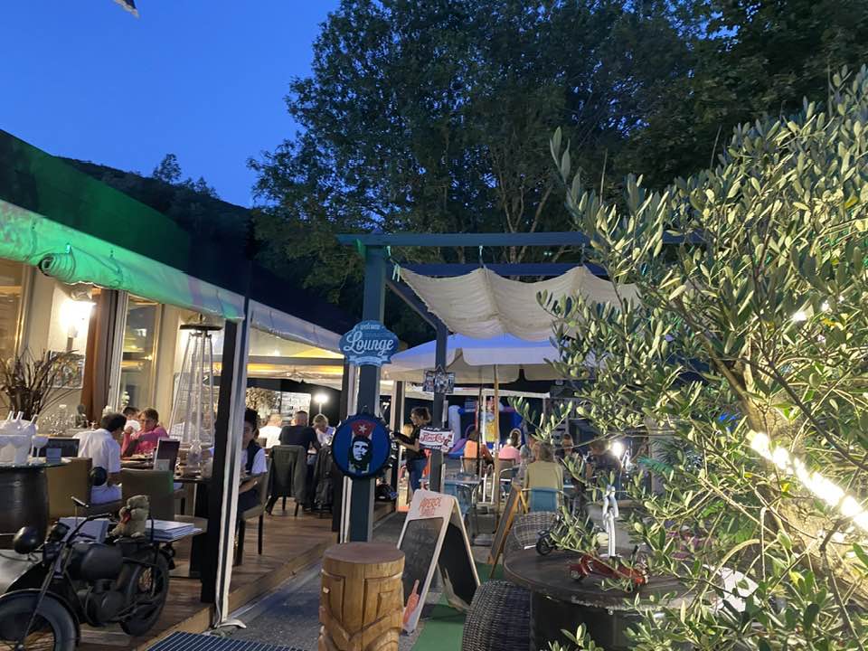 vends  cause retraite fonds de commerce hotel restaurant dans hautes alpes sur route nationale n85 avec grand parking
ce fonds dispose de 2 batiments une salle restaurant veranda de 70 places assisses avec 6 chambres au dessus du restaurant
grande terrasse extérieure avec grand parc et jeux pour enfants  70 couverts supplémentaire l'été
une autre annexe (batiment) avec 6 chambres et un appartement de fonction comprenand 4 chambres.
tres belle affaire a saisir!!!!!