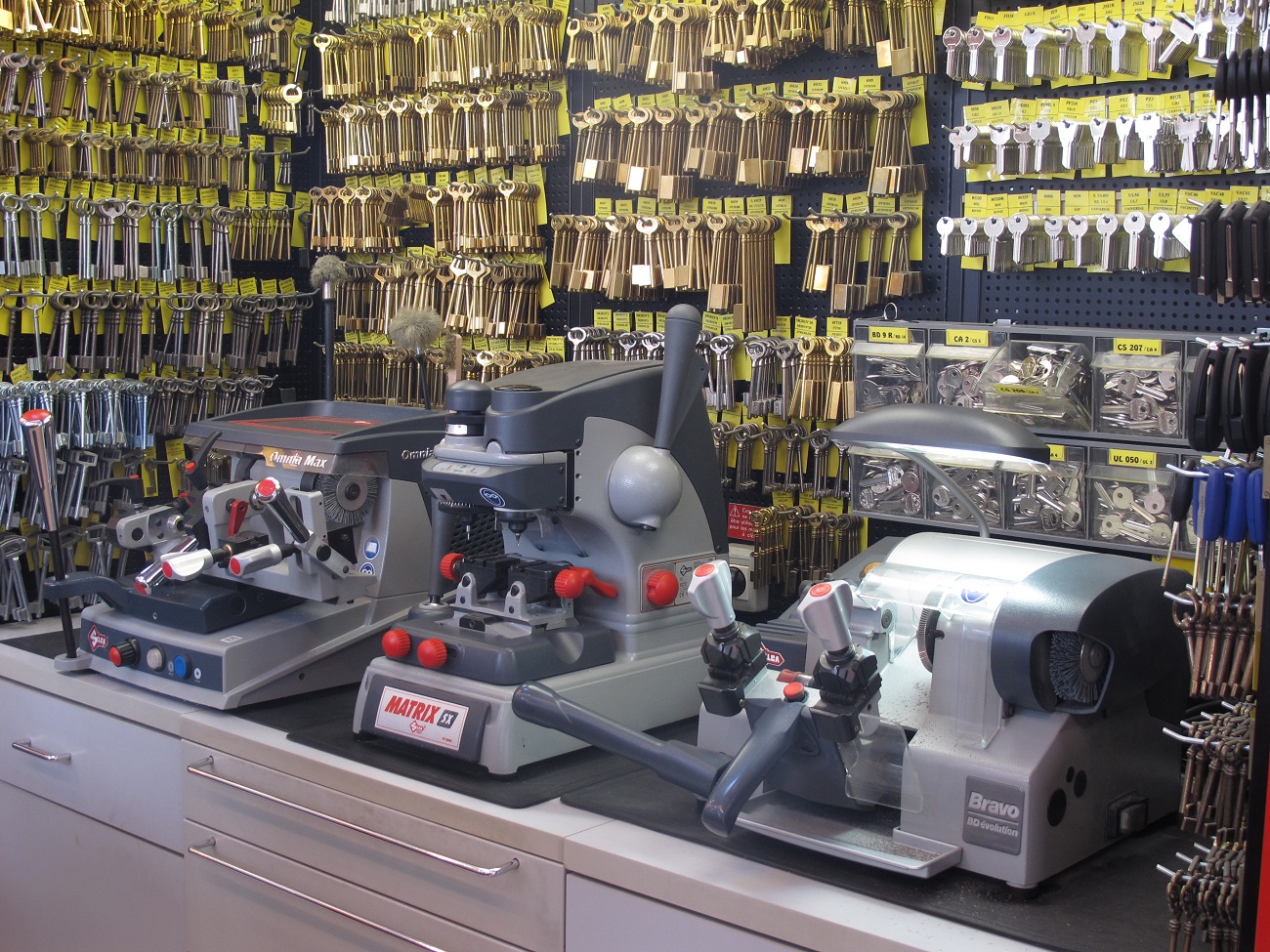 Devenez votre propre chef d'entreprise grâce à un magasin à très bonne notoriété, sans réelle concurrence, dans une région où la qualité de vie est préservée, au sein d'une ville disposant d'une clientèle fidélisée et d’entreprises à fort pouvoir d'achat
Reproduction de clés. Tirages de photos numériques, photos d’identité. Plaques d’immatriculation. Gravure, tampons, piles… Loyer très modéré. Pas de salarié à reprendre. Prix : 82 000 € (Estimé 150 000 €) + 17000 € pour le matériel. Excellente rentabilité, bénéfice en rapport…Chiffre d’affaires T.T.C 196000 €