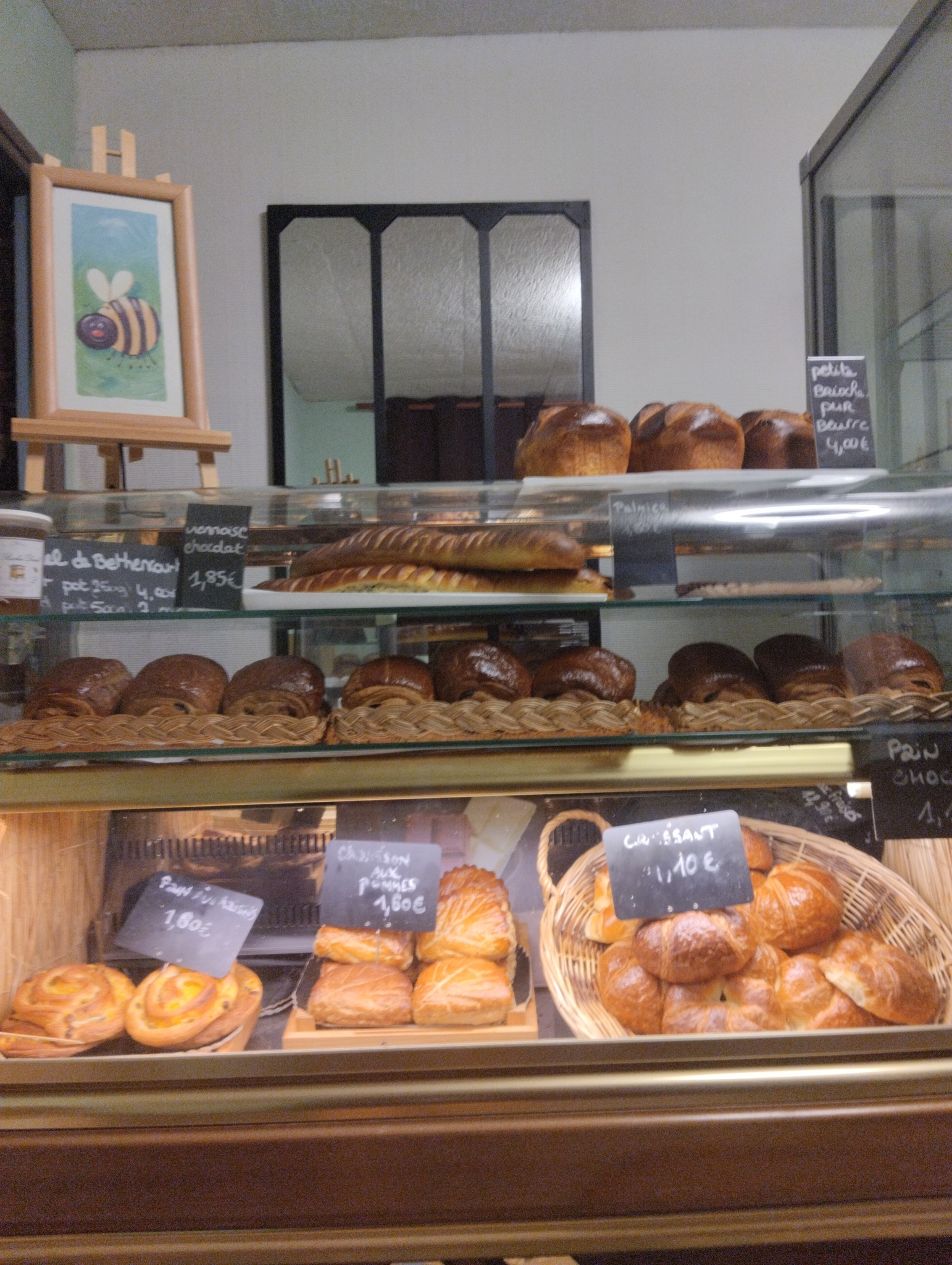 Fonds de commerce Boulangerie pâtisserie 
four Bongard fioul (entretien annuel effectué)
Matériel en bon état de fonctionnement 

Loyer 280 euros

Murs à vendre 44 000 euros