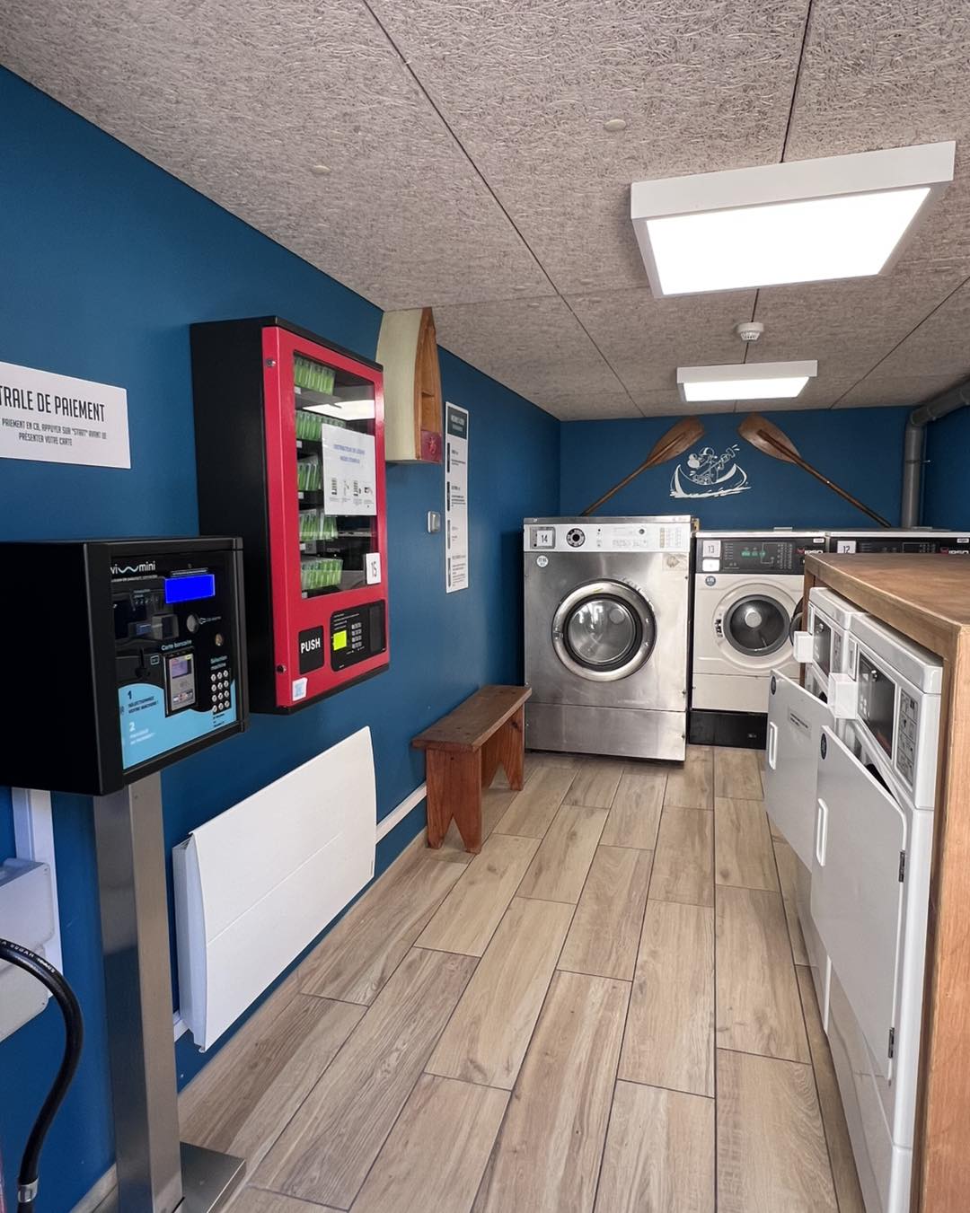 À vendre un hôtel**– restaurant, refait à neuf en 2020.
Il s’agit d’un établissement saisonnier, situé en Lozère, au cœur d’un village de 500 habitants. Très touristique, il est au carrefour de différents sentiers de randonnée dont le fameux Chemin de Stevenson (GR70). 
La clientèle est variée : sportifs (randonneurs, vététistes), familles, retraités, vacanciers.  Elle réserve généralement plusieurs mois en avance et 100% en direct. 
L’hôtel peut accueillir jusqu’à 37 personnes, réparties dans 14 chambres confortables. Le restaurant dispose d’une salle d’une quarantaine de couverts, complétée par une terrasse surplombant le Tarn, très appréciée des clients, avec une capacité d’environ 60 couverts.
L’hôtel**– restaurant bénéficie d’une excellente réputation, un mélange de styles qui réunit le charme des chambres d’hôtes, le confort d’un hôtel et l’esprit chaleureux d’une auberge de jeunesse. 
L’établissement est entièrement équipé avec du matériel entretenu, acheté neuf en 2021. Il dispose d’une laverie automatique en libre-service ouverte à tous.
Une maison d’habitation (98 m2) située dans le village, en excellent état et entièrement équipée & meublée (3 chambres), est incluse. 
L’hôtel-restaurant est ouvert de mi-avril à mi-octobre. Il fonctionne uniquement avec du personnel saisonnier. Aucun CDI n’est en cours, il n’y a donc aucune contrainte sociale à la reprise.
Le taux d’occupation moyen sur la saison 2024 est de 92 %, pour un chiffre d’affaires supérieur à 500 000 €.
Le repreneur peut être accompagné lors du démarrage de l’activité. 

Modalités de cession : vente en titres (rachat de 100% des parts sociales de la SARL qui détient l’intégralité des actifs : murs, fonds de commerce et maison d’habitation) : 365 000€
Possibilité de vente des murs et du fonds de commerce avec maison d’habitation en option (pour le prix, merci de nous contacter).

Référence de l'annonce : L0496