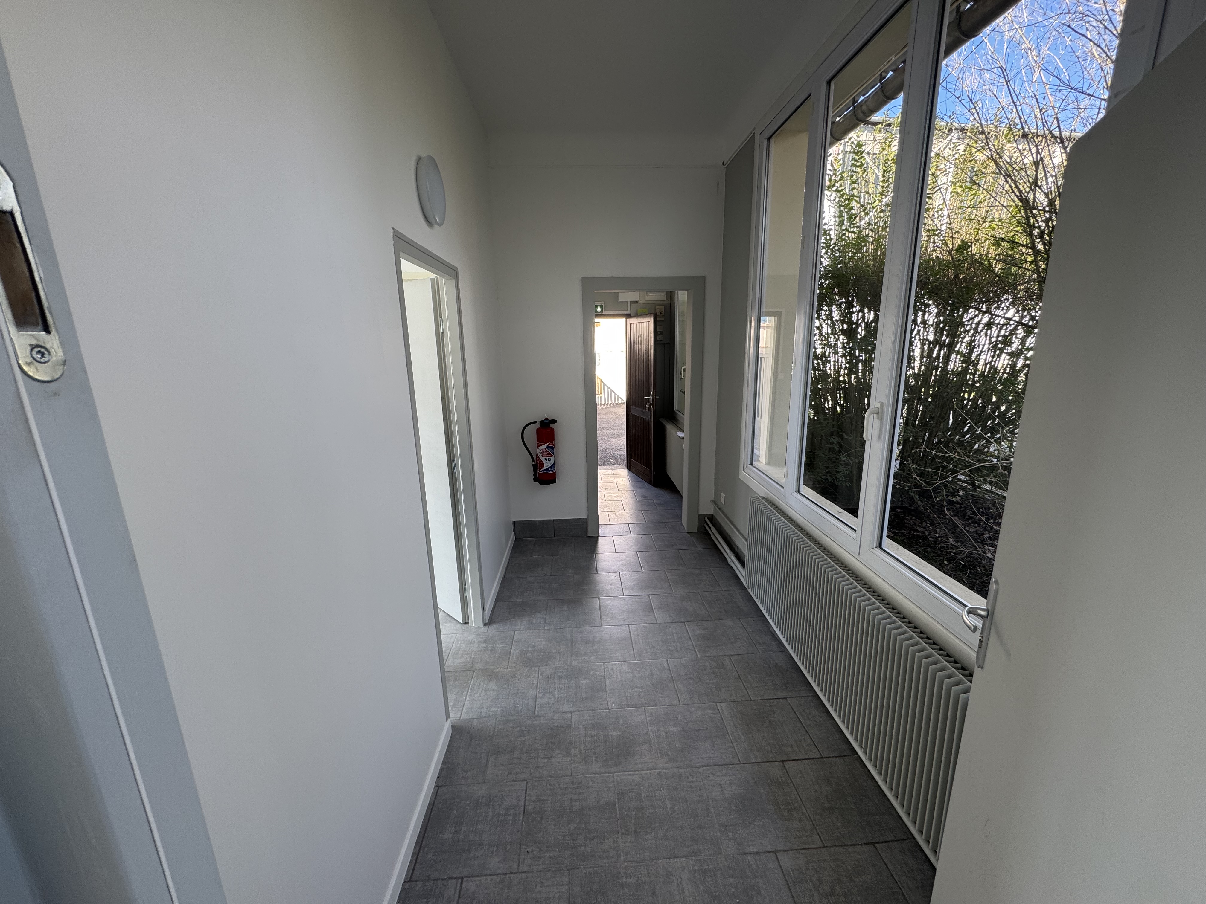 Local à vocation médical.
Commune de 1200 habitants, Nous sommes situé à 10 minutes d'Epinal et 30 minutes de Nancy.
Nous avons une gare et des transports en commun.
Nous mettons à la location un local à vocation médical ou Paramédical. Nous recherchons un/e médecin ou un/e infirmière ou un/e orthophoniste.............
Ce local est constitué de 2 pièces ( 1 salle de consultation et une salle d'attente pourquoi pas) ainsi qu'un toilette équipé PMR. Ce local est baigné de lumière
Ce local se situe en plein centre du village à l'entrée d'une école primaire ( 100 enfants)
Nous sommes prêt à offrir la première année de location si un engagement de plusieurs années peut être conclu.
Par la suite le loyer est de 500€ chauffage et électricité compris. Seulement à votre charge l'abonnement téléphonique et internet.
Nous sommes joignable à votre convenance