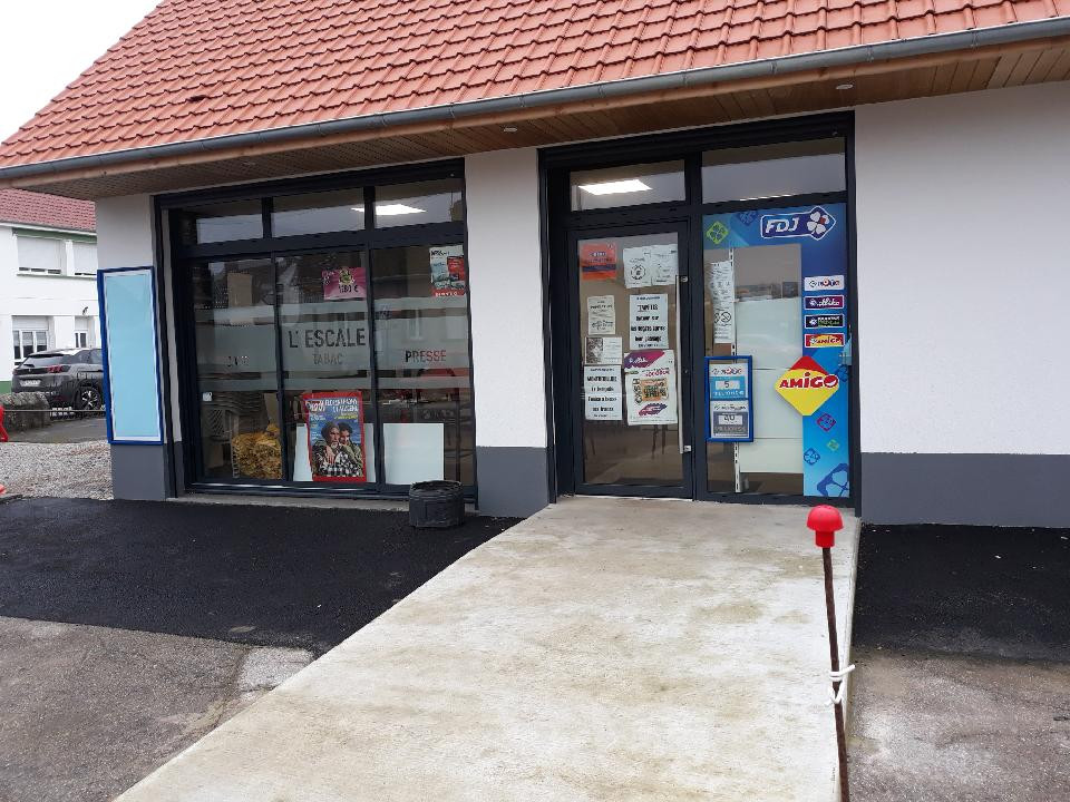 A vendre Cafe tabac loto presse dans village de 900 habitants. Local neuf de septembre 2021. Fort potentiel. Possibilité de mettre une terrasse l été et d ouvrir davantage. Pas de personnel à reprendre. Fermé 5 semaines par an et 1 journée et demi par semaine. Faible loyer