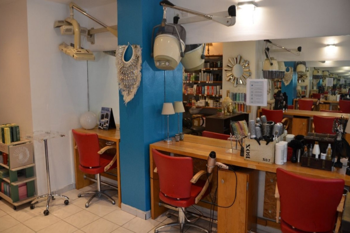 À vendre salon de coiffure mixte basé à Paris 12e, secteur Picpus/Nation
- 6 postes coiffage
- 2 bacs à shampoing
- 1 vitrine sur rue
- 1 arrière boutique comprenant kitchenette, WC, laboratoire couleur
- 1 débarras extérieur, avec accès sur cour depuis l?arrière boutique

"Creativita by @lex" est en activité depuis 2012. Local d?activité de coiffure existant depuis1950, 7e propriétaire.
Rue passante, nombreux commerces de proximité. Accès métro, RER, bus et traway
Loyer 1667? HT/mois sur bail 3/6/9
Salon avec 1 employée experimentée, clientèle fidèle et variée
Locaux rénovés, aucun travaux à prevoir
Cause vente: changement de vie professionnelle

Pour plus de renseignements ou informations sur CA, contacter Alexandra au 06 22 51 25 03