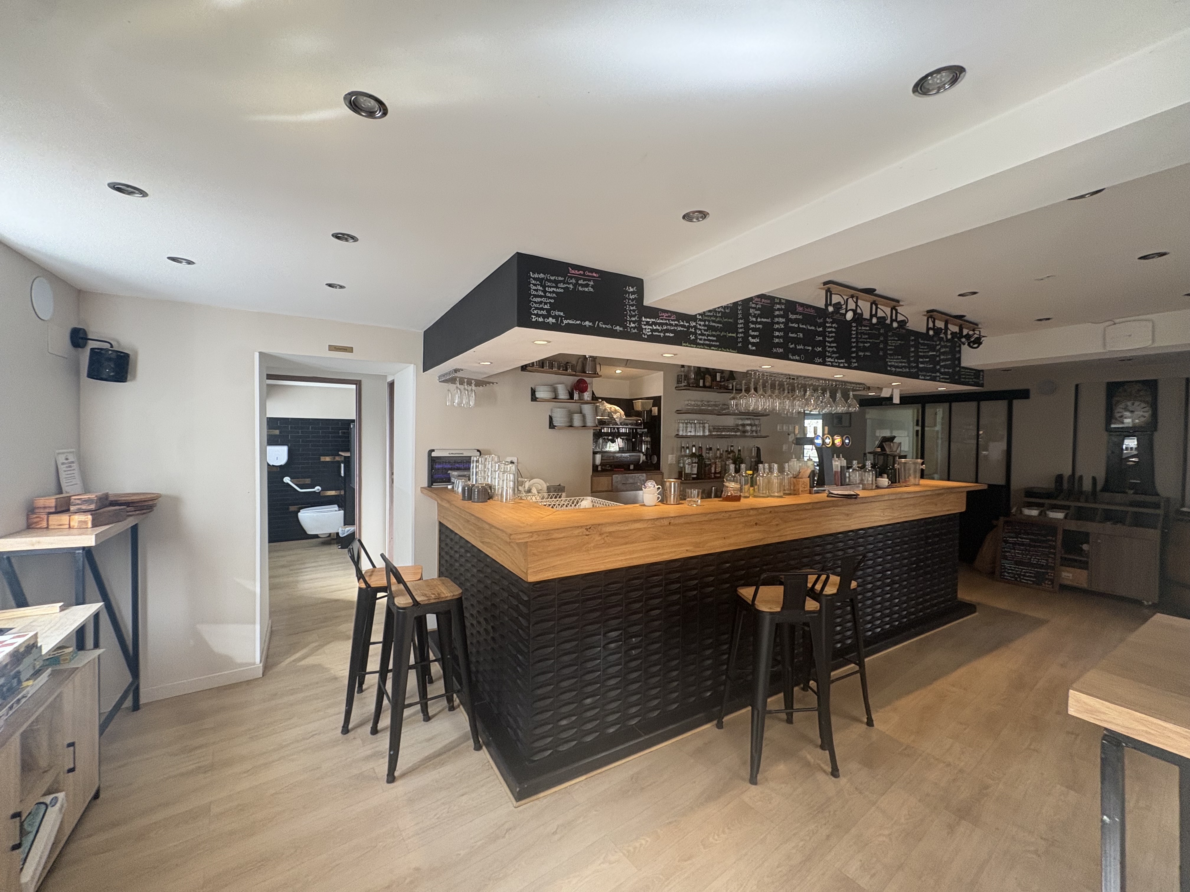 Vente des murs et du fonds de commerce d’un bar-restaurant rénové, avec chambres d’hôtes et plus de 1 000 m² de volumes à développer, dans un cadre de montagne.

Description du bien :

En Pays basque intérieur, cet ensemble immobilier à vocation de restauration et d’hébergement bénéficie d’un environnement naturel privilégié, avec vue sur les montagnes et la rivière.

La vente porte conjointement sur les murs et le fonds de commerce, formant un ensemble indissociable.

L’établissement développe aujourd’hui une activité de bar-restaurant traditionnel, avec une identité forte autour d’une cuisine au feu de bois. Le restaurant a fait l’objet d’importants travaux et constitue un outil de travail qualitatif, chaleureux et immédiatement exploitable. L’activité permet également l’accueil de groupes, de repas familiaux, d’événements et d’une clientèle professionnelle.

Le bien est complété par 5 chambres d’hôtes et par d’importants volumes aux étages, offrant un réel potentiel de restructuration et de développement de la capacité d’accueil. Une partie habitation, actuellement occupée, est intégrée à l’ensemble.

Surface du bien :

Surface développée : environ 1 055 m² (1 054,60 m² au relevé architectural), sur cinq niveaux 
- Rez-de-chaussée : 332,95 m² (salle de restaurant, espace bar, cuisine professionnelle, salle à manger complémentaire, salon privatif, réserves et locaux annexes, terrasse) 
- R+1 : 209,75 m² 
- R+2 : 145,50 m² 
- R-1 : 152,95 m² 
- R-2 : 213,45 m² (avec R-1 : caves, réserves, ateliers, locaux techniques et garage) 

Foncier : environ 3 880 m² répartis sur plusieurs parcelles cadastrales, comprenant constructions, dépendances et terrains attenants ; parking et espaces extérieurs.

Localisation :

L'établissement se situe en Pays basque intérieur, au pied des Pyrénées, dans un village de montagne offrant un environnement naturel préservé, avec vue sur les reliefs et la rivière.  

Territoire de randonnée, de pleine nature et de gastronomie, il attire une clientèle touristique, sportive et de passage, en plus de la clientèle locale. 

Conditions d'acquisition :

Vente conjointe des murs et du fonds de commerce, formant un ensemble indissociable.

Caractéristiques / Atouts :

- Un restaurant clé en main : rénové, chaleureux et immédiatement exploitable, avec sa cuisine professionnelle, son bar, son salon privatif et sa terrasse. Un acquéreur peut ouvrir sans travaux dans cette partie. 

- Une signature qui fait la différence : une cuisine au feu de bois, qui donne à l'adresse une identité forte et mémorable. 

- Des revenus déjà diversifiés : 5 chambres d'hôtes en activité, qui complètent le restaurant. 

- Un potentiel hôtelier à révéler : les étages offrent plusieurs chambres et pièces existantes à restructurer pour doubler, voire plus, la capacité d'accueil. 

- Plus de 1 000 m² pour voir grand : cinq niveaux, des caves et des ateliers, de quoi imaginer séminaires, événements, hébergement de groupe, espace bien être ou autres activités. 

- Un domaine de près de 3 900 m² : parking et espaces extérieurs, rares pour un établissement de cette capacité. 

- Un cadre d'exception : vue sur les montagnes et la rivière, au cour d'un territoire de randonnée et de pleine nature.