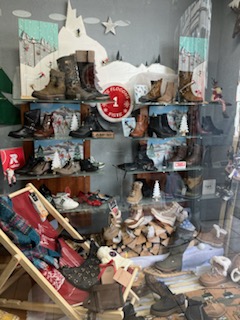 Envie de vous lancer dans une belle aventure...
Cette boutique de chaussures femme et homme, accessoires et maroquinerie, située dans le haut-jura n'attends que vous. 
Ses principaux atouts sont une clientèle fidèle, elle est ouverte depuis plus de 50 ans, la boutique a une excellente réputation locale. Elle a une surface de vente 50m2 ainsi qu'une réserve de 70m2
Elle se situe dans la rue principale du centre ville.
Mise en vente suite départ à la retraite.