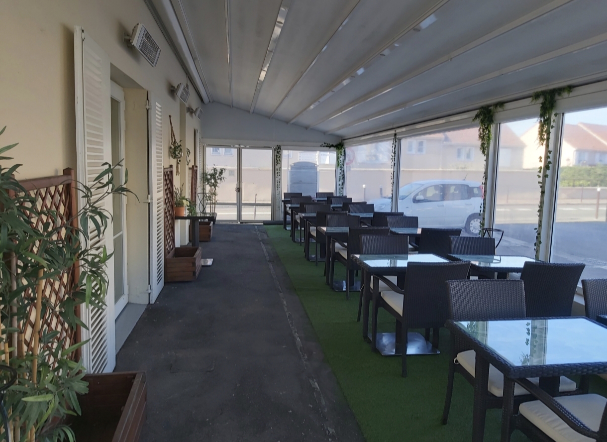 Vends fonds de commerce Restaurant 173 m2 sur 2 étages plus la terrasse extérieure avec possibilité d'extension à Roissy-En-France (95700)
510.000 €
Réf. : G34/3398 / 12 mai 2026

Roissy-en-France (95700)
Idéalement situé en plein centre-ville de Roissy-en-France (95), ce restaurant bénéficie d'un emplacement stratégique dans une ville dynamique et accueillante, au cœur d'un secteur à très forte activité économique et touristique.

L'établissement dispose d'une capacité d'accueil d'environ 130 places assises (sans la terrasse), avec parking privé, offrant un réel confort à la clientèle.

Le bien comprend également un appartement de 70 m², idéal pour un logement de fonction ou un investissement complémentaire.

Les atouts :
. Emplacement premium en centre-ville
. Clientèle importante et régulière toute l'année
. Proximité immédiate de l'Aéroport de Paris Charles-de-Gaulle
. À quelques minutes du Parc des Expositions de Villepinte
. Forte fréquentation touristique et professionnelle
. Secteur en constante activité

Une belle opportunité pour restaurateurs ou investisseurs souhaitant développer une activité dans une zone à fort potentiel.