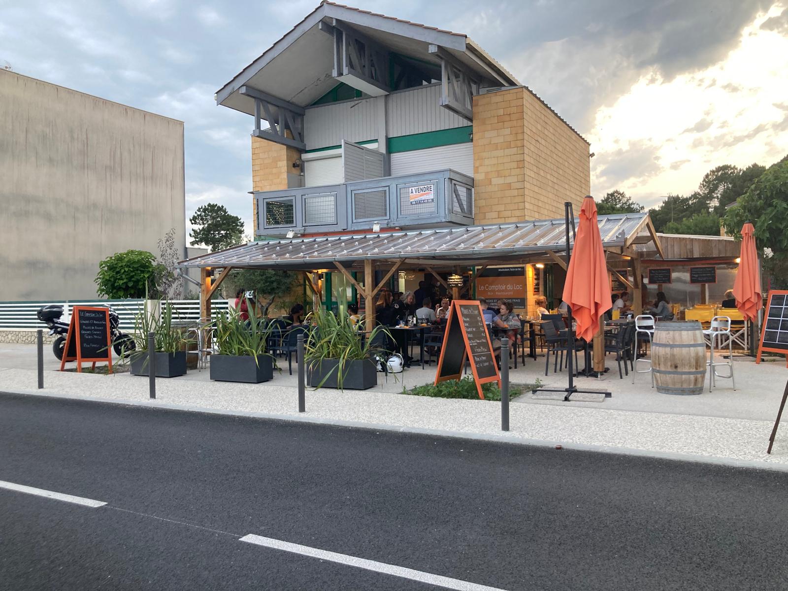 A vendre Fonds de commerce – Maubuisson

A 10 min de Lacanau plage, la station balnéaire de Carcan Maubuisson, une station familiale en plein développement touristique. Venez découvrir un local commercial situé sur une rue passante en face du lac de Maubuisson bénéficiant d’une belle visibilité.

Ce local est actuellement un restaurant et peut être réaménager en tout type de commerce.

Ce fond de commerce dispose de deux terrasses couvertes pouvant accueillir plus de 80 couverts, d’une grande cuisine et bar entièrement équipés, d’espaces de stockage.

Ce restaurant ayant une très bonne réputation, connu de la station depuis 2017 et fort potentiel pour continuer à le développer.

Non soumis au DPE, Normes et Expertises validées. Aucuns travaux d’installation à prévoir

Licence IV vendue avec le fonds de commerce.

Ce restaurant représente une opportunité exceptionnelle pour un premier investissement.

De plus, un logement de type 4 peut être mis à disposition attenant au restaurant.
Pour plus d'informations, n'hésitez pas à me contacter.

Points forts : 
- Chiffre d'affaires à développer 
- Bonne clientèle fidèle 
- Libre de tout salarié
- Disponibilité immédiate