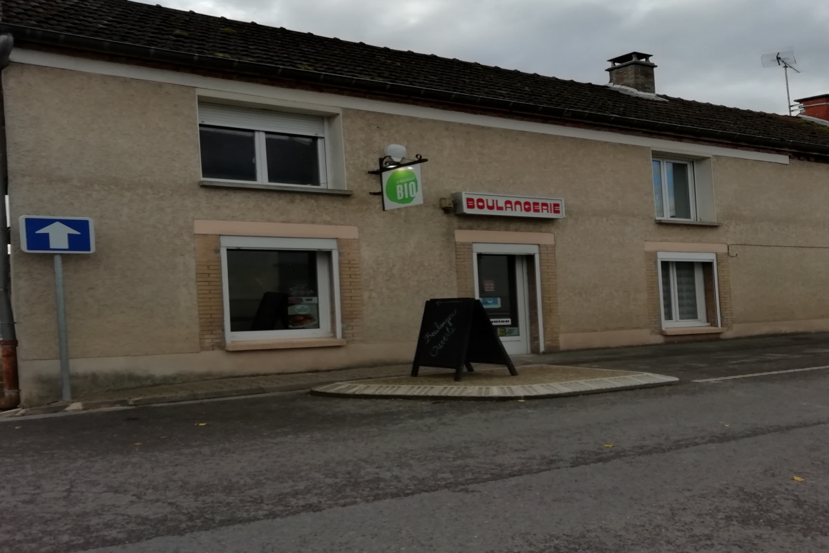 Cette boulangerie artisanale rurale se situe à environ 15 minutes de Châlons-en-Champagne. Bien située sur un axe passager, elle fait face à une charcuterie et un parking. Idéale pour une première installation 
Four récent (four à soles Bongard Orion de 08/2018).
Matériel en bon état de marche
CA HT : 134 K?
Quintaux : 18
Congés : 5 semaines par an
Fermeture : DIMANCHE AM et MERCREDI

Logement : Beau logement d'environ 100m2 composé au RDC d?un salon, séjour, cuisine, au 1ER Etage 3CH1 1 SDB et 1 bureau.
Extérieurs : Cour, jardin et dépendances.

Prix à négocier