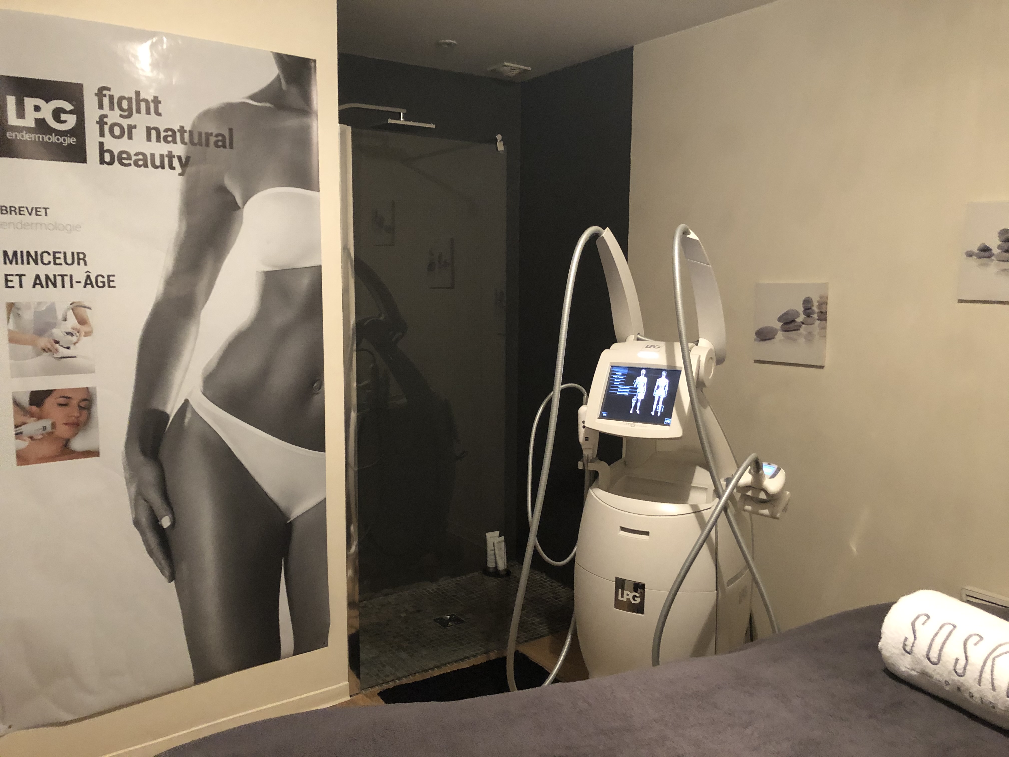 Institut de beauté implanté depuis 40 ans - de très bonne notoriété et à la pointe des dernières techniques. Cession pour retraite 
Matériel haut de gamme aux normes : LPG - lumière pulsée - Hi fu - solarium - radio fréquence - hydrofacial- Laser- Cryocell- Esthe shape .Pédispa- Ordinateur caisse .
Local de 110 M2 env - récemment rénové - comprenant 7 cabines - 1 point ongle - 1 local vestiaire repas - 1 réserve - un sous sol avec laverie.
Au coeur d'une petite ville, sans concurrence avec stationnement à proximité - clientèle fidèle.
Bon bilan . Aide publique et fiscale de reprise car situé en zone revitalisation rurale 
1 salariée et 2 apprenties . Peut convenir à 2 associés
Accompagnement du repreneur proposé.