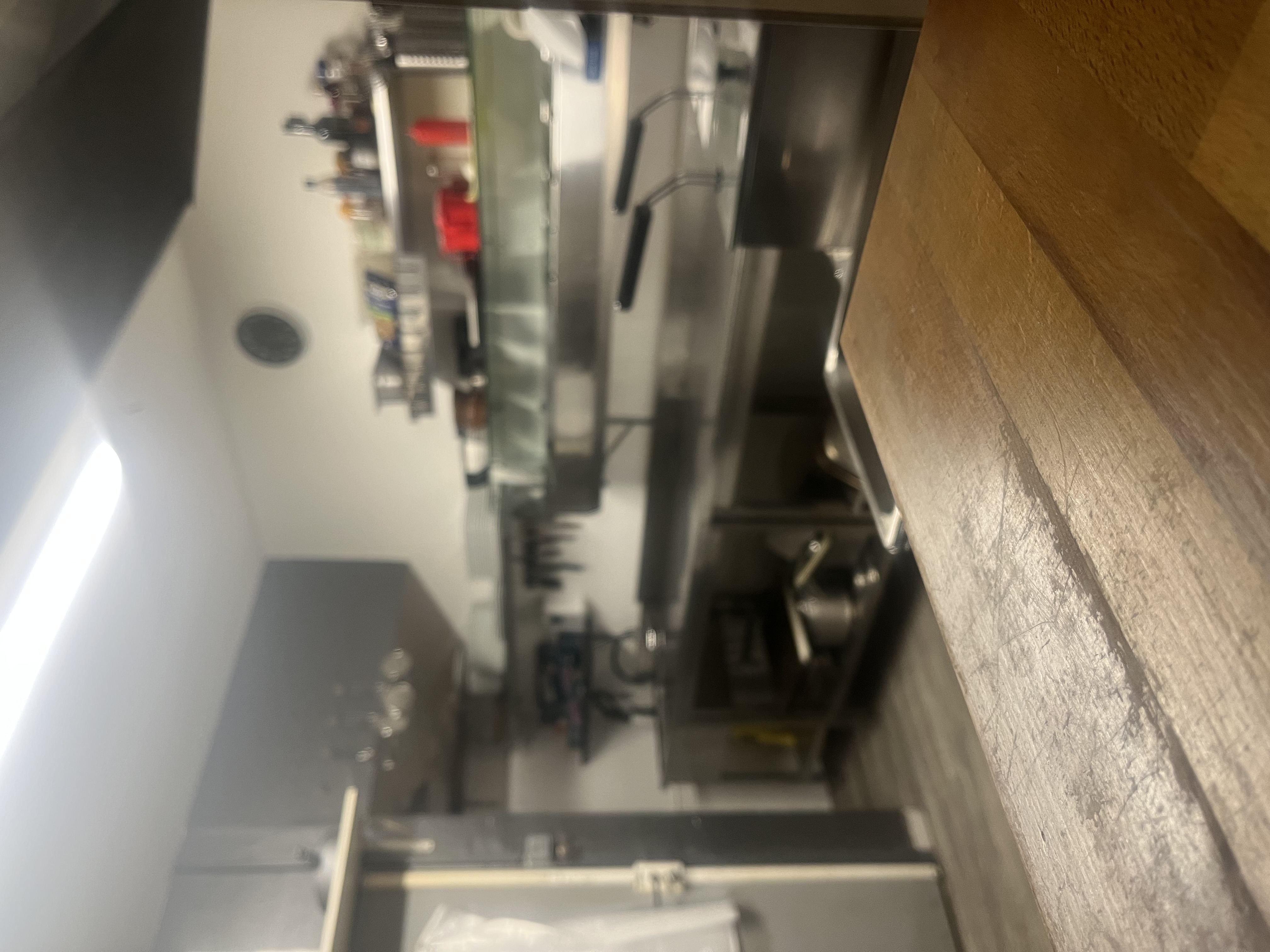 À VENDRE – FONDS DE COMMERCE PIZZERIA / RESTAURANT – CARBONNE

Prix de vente : 80 000 €

À vendre, fonds de commerce de pizzeria et restaurant situé en plein centre-ville de Carbonne, dans une rue commerçante et dynamique du village.

Implanté depuis 9 ans, l’établissement bénéficie d’une clientèle fidèle et régulière, ainsi que d’une activité saine et immédiatement exploitable.

🍕 Une activité polyvalente

L’établissement propose actuellement une activité de pizzeria à emporter et sur place, ainsi que de la restauration sur place.

Le local dispose d’environ 100 m², auxquels s’ajoute une terrasse extérieure de 20 m².

Capacité d’accueil :

	●	25 places assises en intérieur
	●	20 places en terrasse
	●	Soit jusqu’à 45 couverts

📈 Un chiffre d’affaires avec un fort potentiel de développement

Chiffre d’affaires annuel : environ 160 000 €

L’un des principaux atouts de cette affaire réside dans son potentiel de développement.

L’établissement est actuellement exploité 5 jours sur 7, uniquement le soir, et n’est jamais ouvert le midi.

Un repreneur souhaitant développer l’activité pourrait donc notamment travailler sur :

	●	l’ouverture le midi ;
	●	l’augmentation du nombre de jours d’ouverture ;
	●	le développement de la restauration sur place ;
	●	le développement de la vente à emporter ;
	●	éventuellement la mise en place de nouveaux services ou de la livraison.

🏠 Un local fonctionnel et bien équipé

Le restaurant est vendu avec l’ensemble du matériel nécessaire à la poursuite d’une activité de pizzeria et de restauration.

Le matériel est bien entretenu et l’établissement peut être repris et exploité immédiatement.

Le local bénéficie également :

	●	d’une terrasse de 20 m² ;
	●	d’une place de parking privative ;
	●	d’un emplacement en plein centre-ville, dans la rue commerçante.

💰 Conditions

Prix de vente du fonds de commerce : 80 000 €

Loyer : 877,60 € / mois
Charges : 160 € / mois

Affaire idéale pour un professionnel souhaitant reprendre une activité existante avec 9 années d’exploitation, une clientèle fidélisée et un réel potentiel de développement, notamment grâce aux horaires d’ouverture actuellement limités.

Vente motivée par une opportunité professionnelle.

Dossier et renseignements complémentaires sur demande.
Visite possible sur rendez-vous.