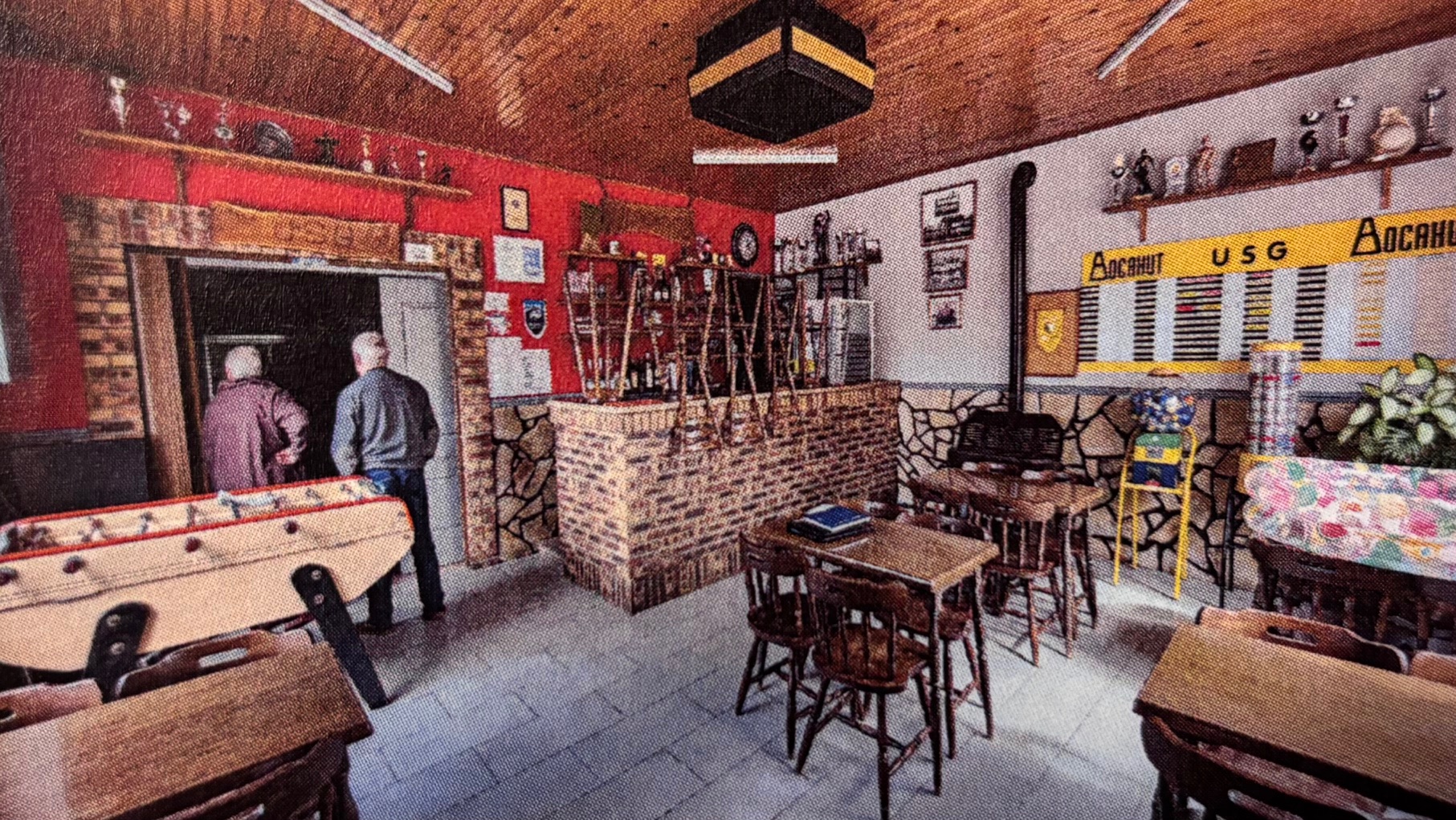 Maison avec fond de commerce "Café licence IV" cause retraite.

Café de village situé à GLAGEON au cœur de l'avesnois dans le NORD.
En activité depuis 1976, nous vendons notre café (L'escale) idéalement situé au centre du village sur la place de l'église. Grand parking gratuit et commerces de proximités (boulangerie, boucherie, légumes&fromages, pharmacie, coiffeur, garage, supermarché et maison de santé).

Description du bien:

Au Rdc:
-Espace café de 36 m2 avec pièce attenante de 12.5 m2+ toilette.
-Espace privé: un couloir desservant une pièce privée salon/cuisine 21 m2, cave, véranda et cour fermée de 50 m2.
Chauffage gaz.

Etages:
-Grand palier, 4 chambres et salle de bain+toilette (67 m2).
Chauffage électrique.
-Grand grenier de 53 m2.