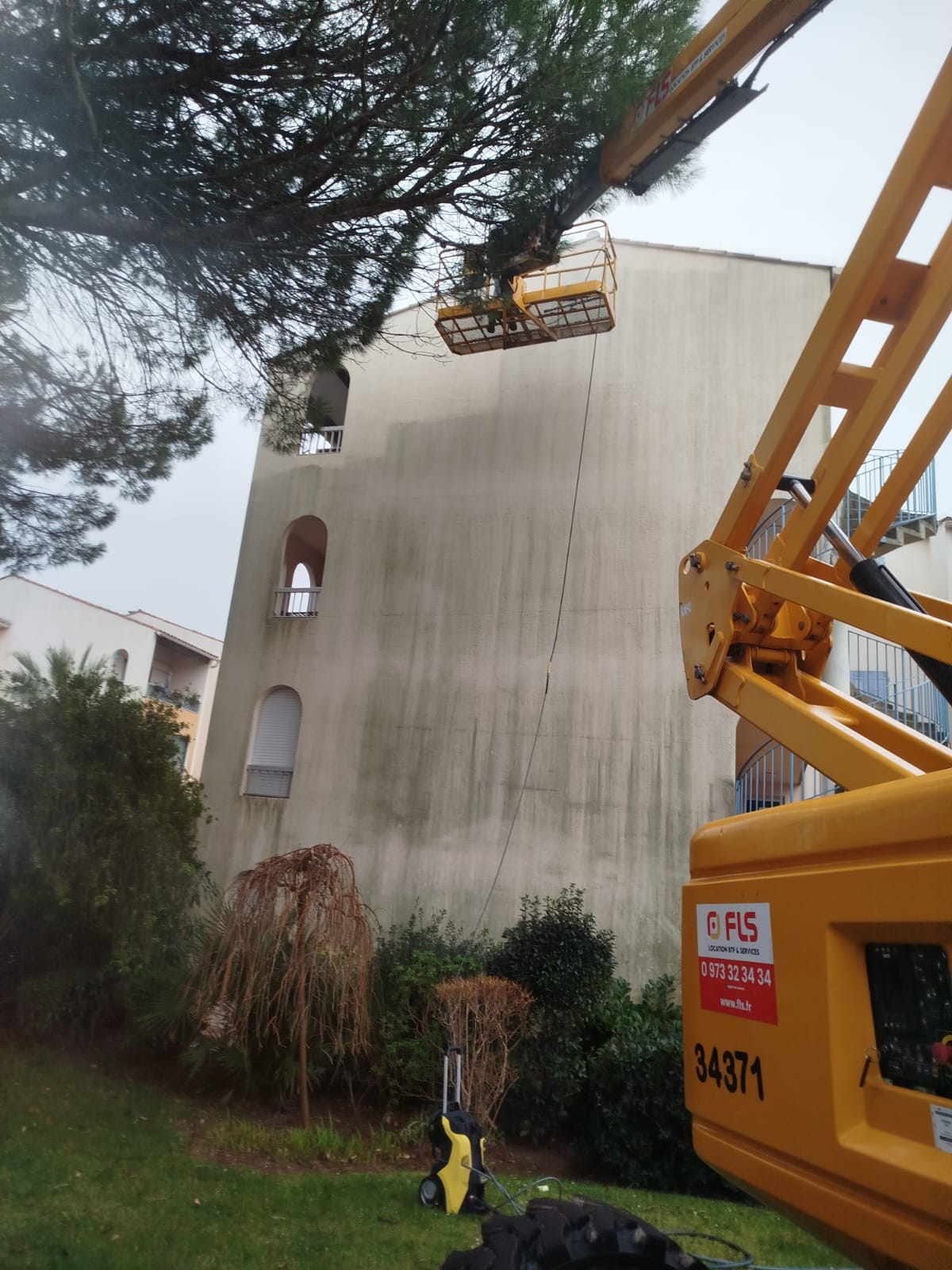 Implantée depuis plus de 12 ans, cette société reconnue intervient de Nice à Aix-en-Provence auprès d’une clientèle fidèle et diversifiée : syndics de copropriétés, entreprises, offices HLM, collectivités et particuliers.

Spécialiste du nettoyage et de l’hydrofugation de façades, toitures et sols extérieurs, l’entreprise s’est bâtie une excellente réputation grâce à la qualité de ses interventions et à un service client irréprochable.

Les données clés :
CA moyen annuel (2022–2025) : 138.100 € HT
Résultat net moyen annuel (2022–2024) : + 18.606 €
Devis signés pour 2026 : 80.000 € HT déjà validés
Taux de transformation moyen des devis de 48 %
Clientèle active

La cession comprenant :
Portefeuille clients complet et fichier structuré
Site web professionnel très bien référencé et générateur de demandes de devis
Véhicule utilitaire floqué Peugeot Expert (2018)
Matériel et stock
Conditions fournisseurs négociées
Accompagnement personnalisé du cédant pour assurer une transmission fluide (présentation clientèle, appui sur les premiers chantiers, formation technique et commerciale)

Points forts :
Entreprise à forte rentabilité, bien implantée et à forte notoriété
Activité à développer : potentiel de croissance important
Outil de travail clé en main, immédiatement opérationnel
Réputation solide et visibilité web forte
Fichier client structuré