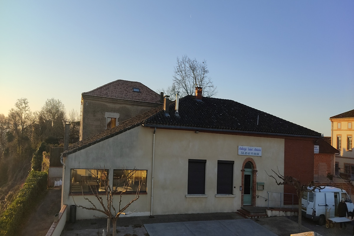 Situé dans le petit village de Cordes-Tolosannes (Tarn-et-Garonne, 82), le café restaurant (licence IV) panoramique de Cordes-Tolosannes bénéficie d'un emplacement idéal. Sa salle de restauration surplombe la vallée de la Garonne et offre aux client-e-s une vue imprenable qui fait tout le charme de ce petit village de 380 habitant-e-s. L'abbaye de Belleperche, lieu touristique du Tarn-et-Garonne, est située à 5 minutes en voiture du café-restaurant et à 30 minutes à pied. 
Le café-restaurant a une capacité d'accueil de 50 personnes et bénéficie d'une grande cheminée qui a contribué à créer l'identité de ce lieu. Une terrasse peut être installée sur la place du village ou à l'arrière du restaurant. 

Si vous êtes intéressé, vous pouvez contacter le Maire du village, Patrick Dellac au 06 11 86 79 92 ou envoyer un mail à la mairie : cordes.tolosannes@info82.com

Montant de la location à définir en fonction du projet