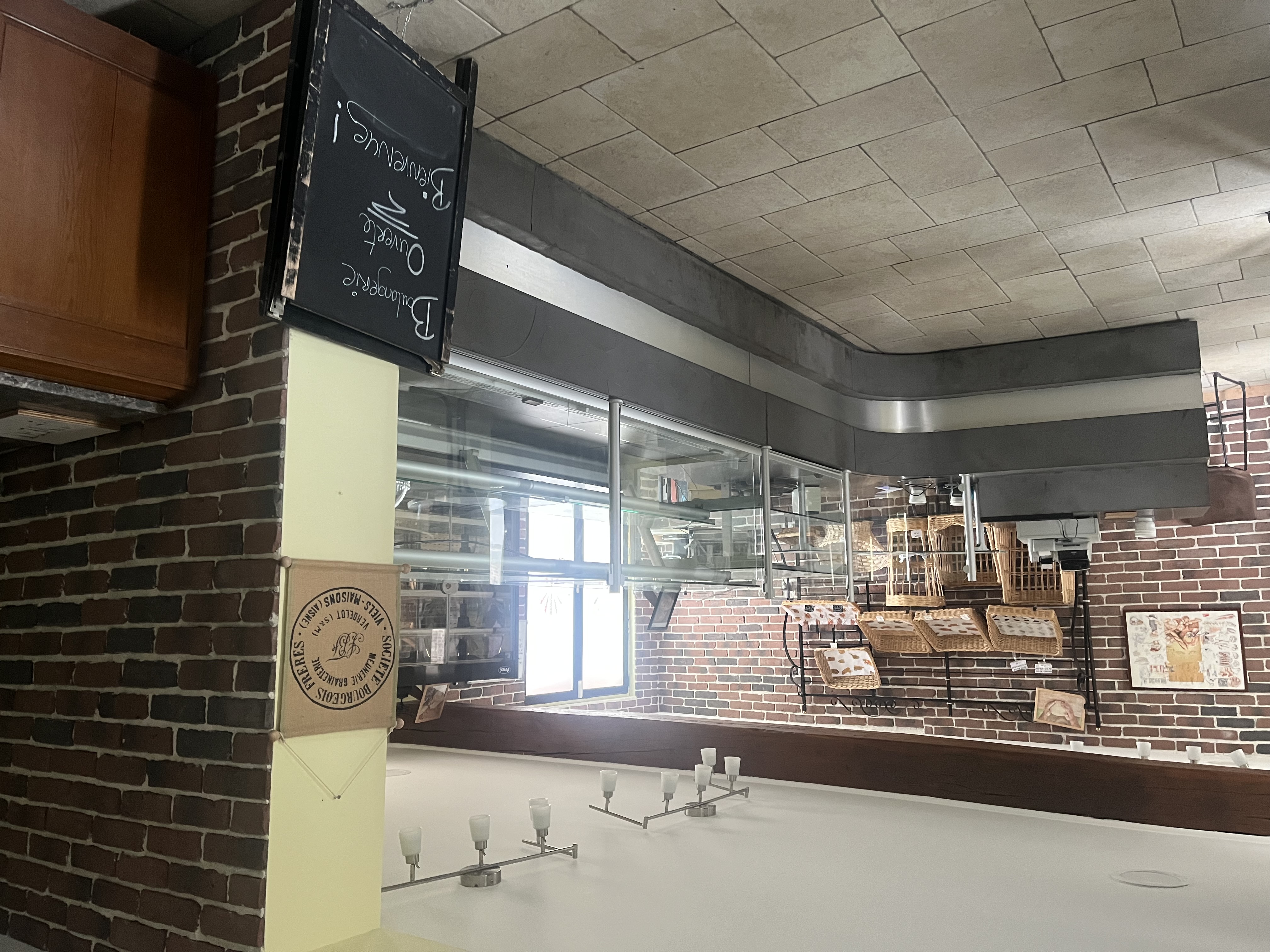 La commune de La Ferté-Beauharnais propose la reprise de sa boulangerie communale, actuellement fermée, offrant un fort potentiel de redémarrage.

Située au cœur du village, la boulangerie bénéficie d’un emplacement stratégique avec un passage d’environ 4 500 véhicules par jour, à proximité immédiate d’une supérette, d’un bar, d’un restaurant et d’un salon de coiffure.
Accès rapide à l’autoroute et à la gare.

Le bien comprend :
- un pas-de-porte communal,
- un laboratoire fonctionnel,
- un fournil entièrement équipé,
- une clientèle locale et fidèle,
- un logement T3 attenant,
- un loyer modéré.

La mairie est propriétaire des murs, garantissant une installation sécurisée.

La commune recherche un artisan boulanger, un professionnel ou une personne en reconversion, souhaitant s’installer et développer son activité dans un cadre de vie rural de qualité, au cœur de la Sologne.

📞 Contact – Mairie de La Ferté-Beauharnais
Tél. : 02 54 83 60 74
✉️ Mail : lafertebeauharnais@orange.fr