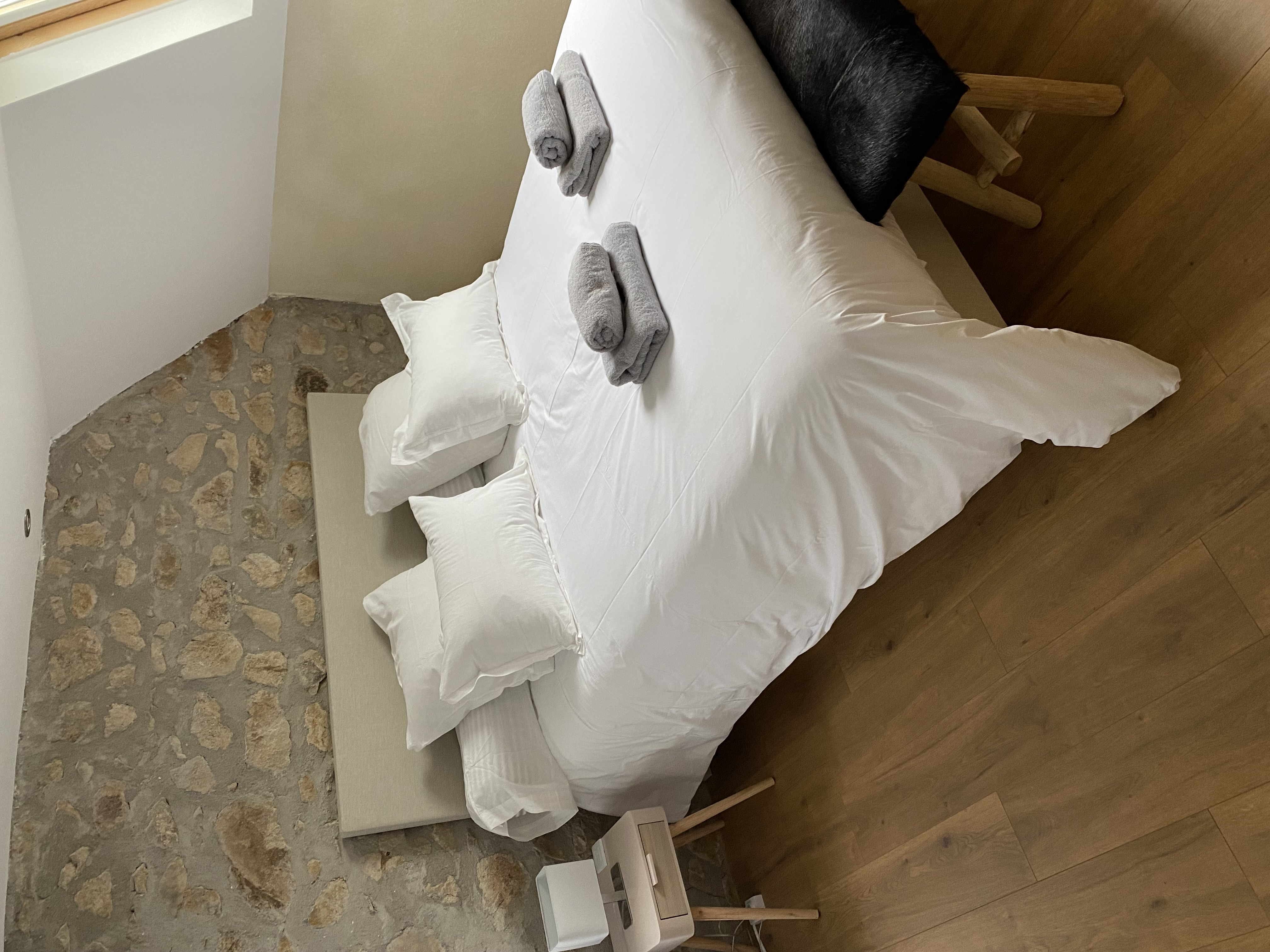 A vendre mur et fond d'une longére bourbonnaise, situé au cœur de l'Allier, à 35 minutes de Vichy, 30 minutes de moulins et 10 minutes de l’autoroute
Retrouvez-vous et ressourcez-vous dans ce gîte alliant agrément du moderne et charme de l'ancien.
Ses atouts et son confort ne vous laisseront pas indifférents !
Rez-de-chaussée : cuisine accessible par 2 marches avec salon et poêle à bois, séjour spacieux avec billard.
UN home cinéma avec son écran de 4 x 3 m, avec une sélection de films en full HD est disponible sous forme de prestation à la demande (renseignements et tarifs auprès des propriétaires).
WC indépendant.
1er étage : 2 chambres pour 2 personnes, une salle d'eau (douche et wc), une mezzanine pouvant accueillir 4 personnes supplémentaires (2 lits de 90x200 cm jumelables + lit 140x200 cm), un espace buanderie avec dressing, lave-linge, sèche-linge, chauffe-eau accessible par 1 marche.
2nd étage : 1 chambre pour 2 personnes avec télévision dont l'accès se fait à l'aide d'un escalier pentu et une salle de bain privative. Salle climatisée et poêle à bois
en plus du gite, un fond de commerce du restaurant est relier a ce bien, tous épiquer et fraichement rénové (isolation, pompe à chaleur etc etc ,fin des travaux 15 juin 2025)
Chiffre D'affairte 30K en 2024
Diagnostics OK Classe D
Pour plus de Renseignements appelé au 0770084767
Merci
Données Financières
Prix de vente : 295000 € 
Précision sur le prix de vente : Prix Négociable
Honoraires : information non communiquée par l'agence
Surfaces et longueurs
Surface : 320 m2 pour le gite 
Surface de 450 m²
Surface commerciale de 1 000 m²
Pour plus de photo ou un rendez vous veuillez nous contactez .
Cordialement