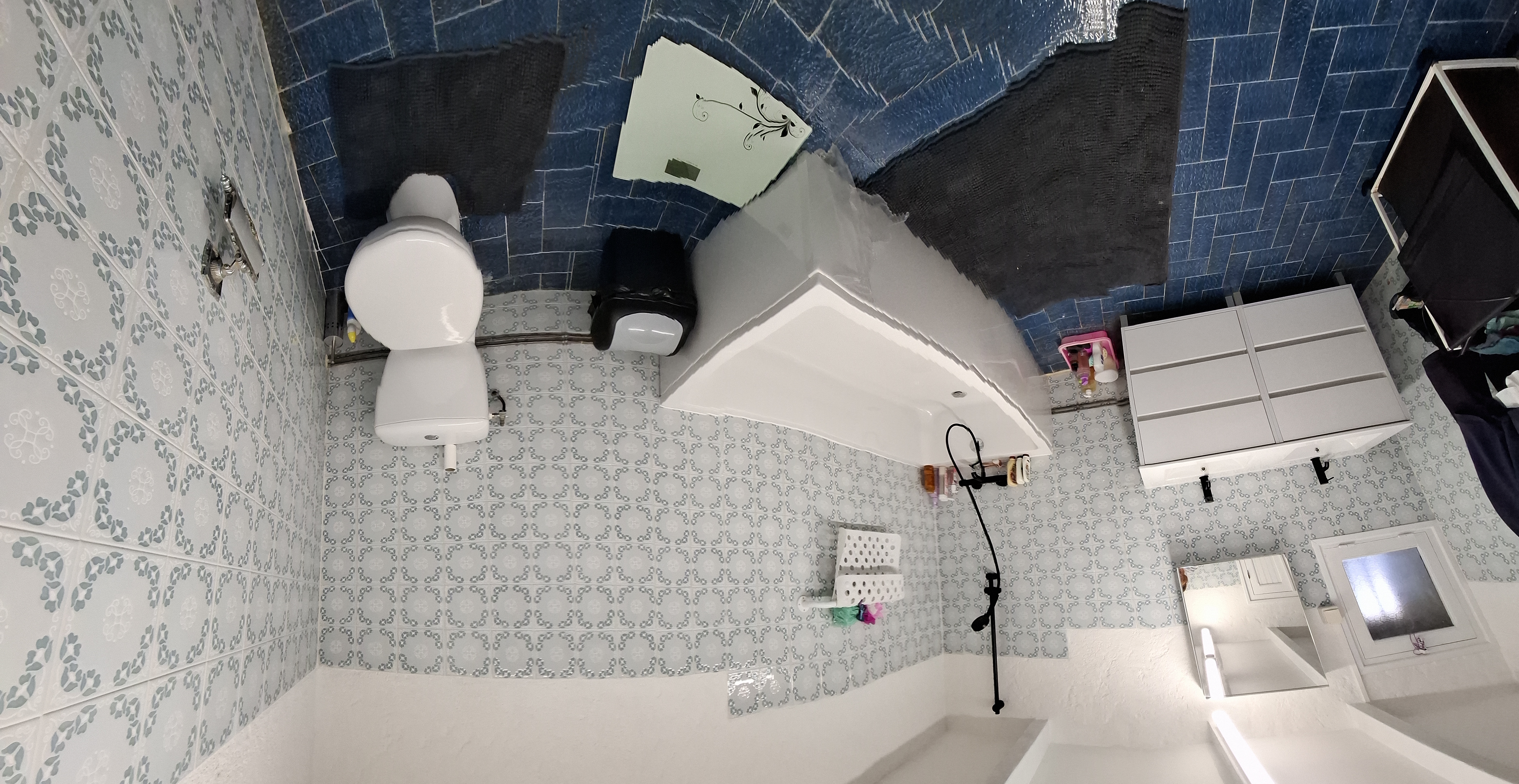 Le prix est pour les 2 bâtiments. Une Opportunité exceptionnelle dans un havre de paix.  Nous vendons pour fin de carrière, retraite.

Ensemble immobilier modulable idéal pour ; RBNB, gîtes, regroupement familiale, grande famille, atelier, commerce divers, investisseur rendement locatif élevé car manque de bien en  location. Idéal pour un couple voulant une habitation sur le lieu de travail.

1er bâtiment est la LONGERE 90M² 
Totalement rénovée dans son caractère, nouveaux châssis et portes en bois simple vitrage, remplacement de toutes les canalisations, planchers, ballon d'eau, chauffage électrique économique par inertie, insert bois, nouveau conduit cheminée.  La cuisine équipée.  Isolation murs et toit..
 3 chambres NON mansardées et un dressing, Le couloir est mansardé mais pas gênant.
Jardin sur le pourtour de la longère

2ème bâtiment est le PLAIN PIED : 154M². 
2 entrées indépendantes.  Actuellement  restaurant totalement rénové et remis aux normes depuis 2021. Matériel haute qualité neuf. (voir photos). 40 places en intérieur et 20 places en terrasse. Jardin de 780m² totalement clôturé.
Tout est neuf, ballon d'eau, adoucisseur, électricité, isolation, gaz, une partie à des nouveaux châssis et portes en PVC double vitrages.
Ce bâtiment est facile à réhabilité en maison ou gîtes.. autres

.Facilités : école, boulangerie, bar tabac, poste, Super U, Intermarché, bus scolaire,...

Situation : Proche de Cognac et d'Angoulême, à 1h00 de la MER

INFO : Aucun personnel à reprendre. Tout est libre.