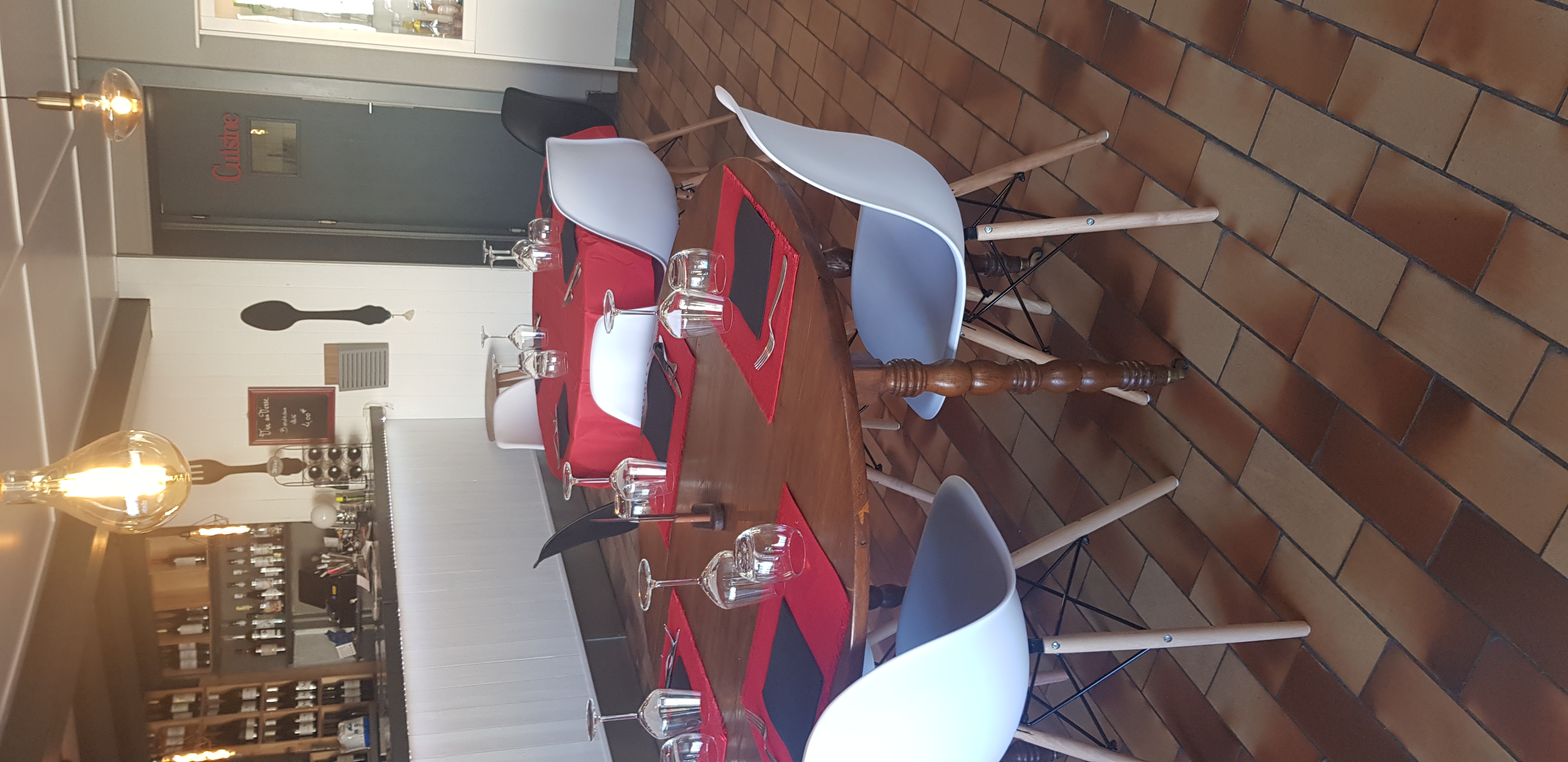 mur et fond restaurant . seul dans village de 1200 habitants.  depuis 1990
clientèle  régulière.