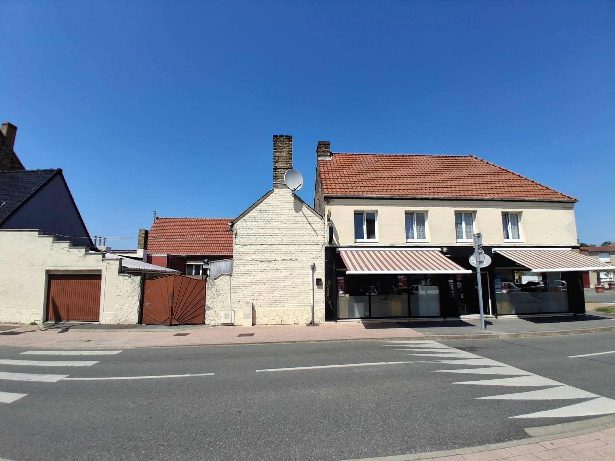 C'est l'heure de la retraite pour notre boulangerie ! 🥖
Après 23 magnifiques années passées à vos côtés, notre boulangerie-pâtisserie-épicerie fermera ses portes fin décembre pour un départ à la retraite bien mérité.

C'est donc une belle opportunité de reprise qui s'offre à un futur acquéreur ! Le commerce fait également point presse, jeux et journaux. 📰🥐

💶 Prix de vente total : 250 000 €
(150 000 € pour les murs + 100 000 € pour le fonds de commerce).

Si vous êtes intéressé(e) ou si vous connaissez quelqu'un qui souhaite se lancer, n'hésitez pas à partager !

Pour plus d'informations, contactez directement la boulangerie 0328270719 ou la Mairie au 0328270717