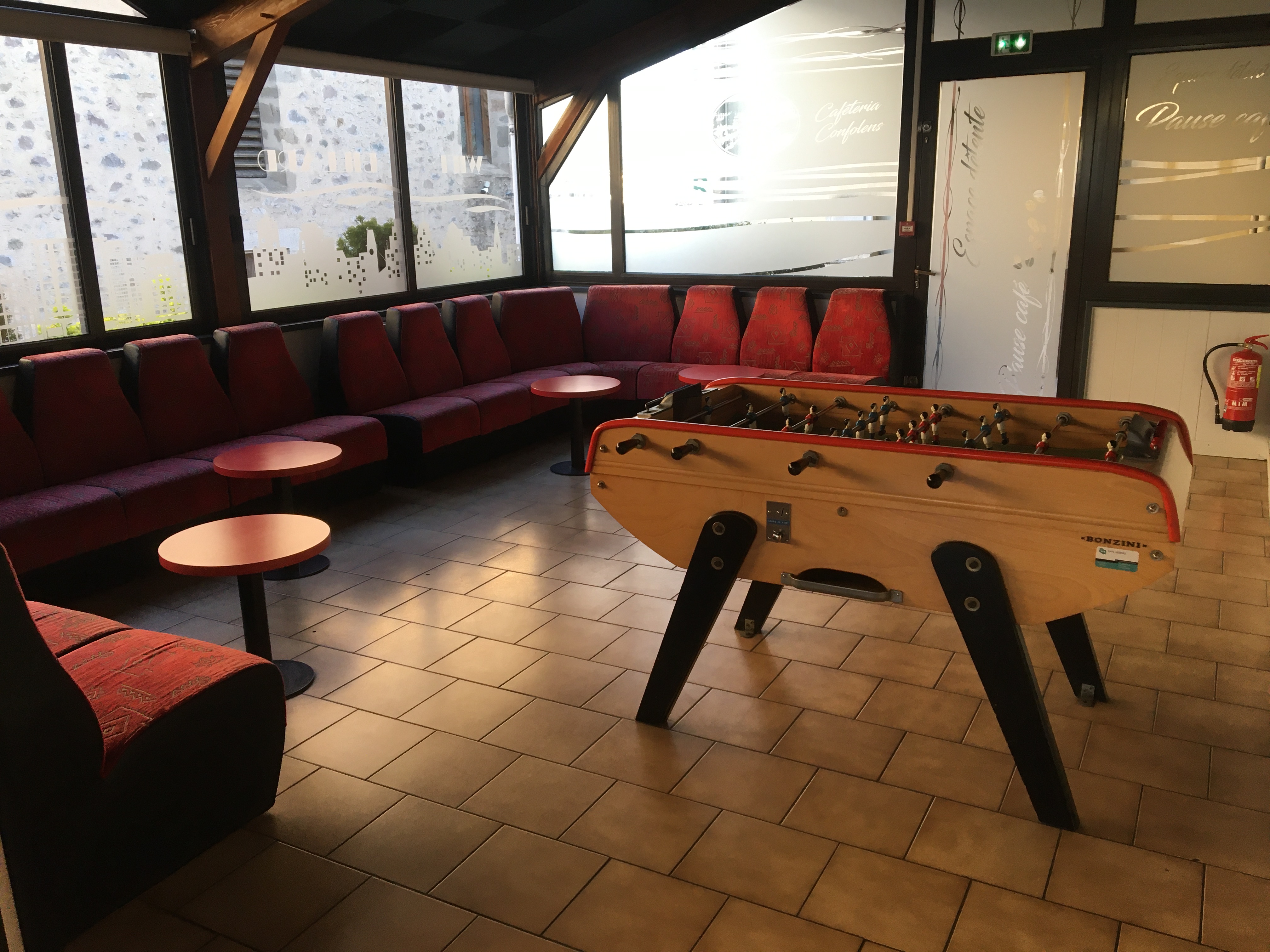 A saisir pour cause de retraite très bel établissement .
Bar , restauration , salle de billards Anglais .
Affaire tenue depuis 31 ans .
Vente du fond de commerce ainsi que des murs  avec logement de 114m2 .
N'hésitez pas à me contacter pour plus de renseignements .
