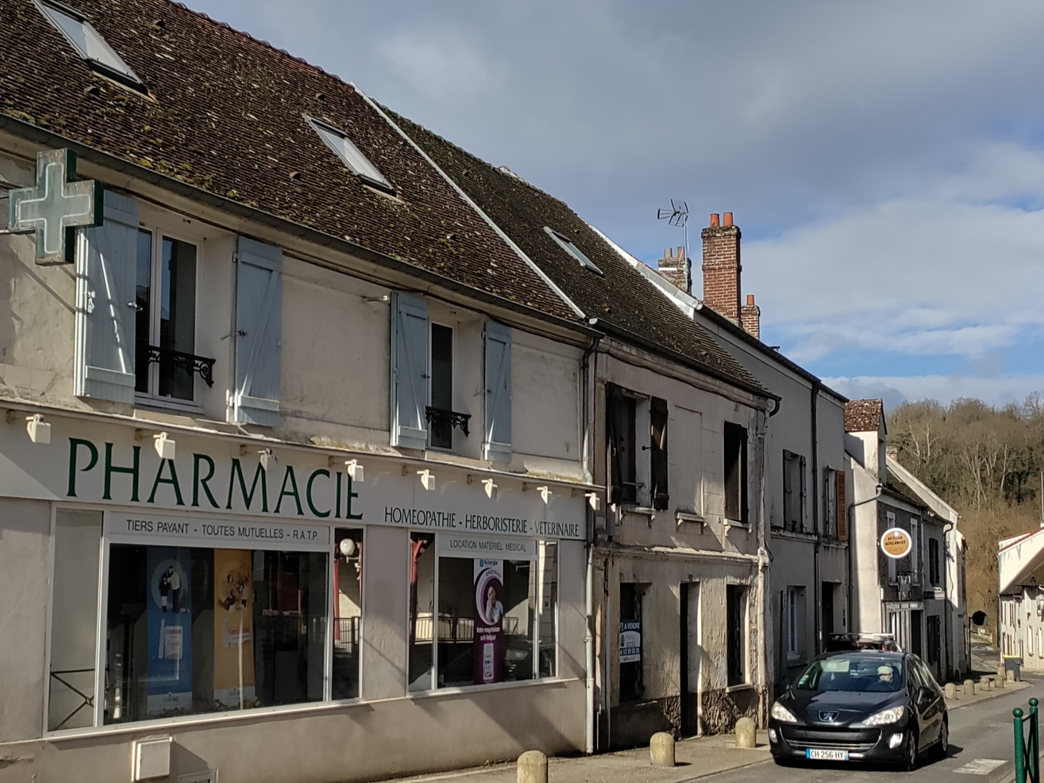 Située dans un charmant village de Seine et Marne d'environ 3000 habitants .
Cadre de vie attractif.
Idéale pour une première installation.
Mise en vente suite au futur départ à la retraite de la cédante.
Bon environnement médical : 1 médecin généraliste , 1 cabinet d'infirmières,1 ostéopathe, 1 sage femme, des psychologues.
D'autres services dont 1 boulangerie , 1 café restaurant, 1 coiffeur, 1 bureau de poste, 1 école maternelle et primaire , 1 accueil de loisirs, et 1 gare avec parking gratuit.