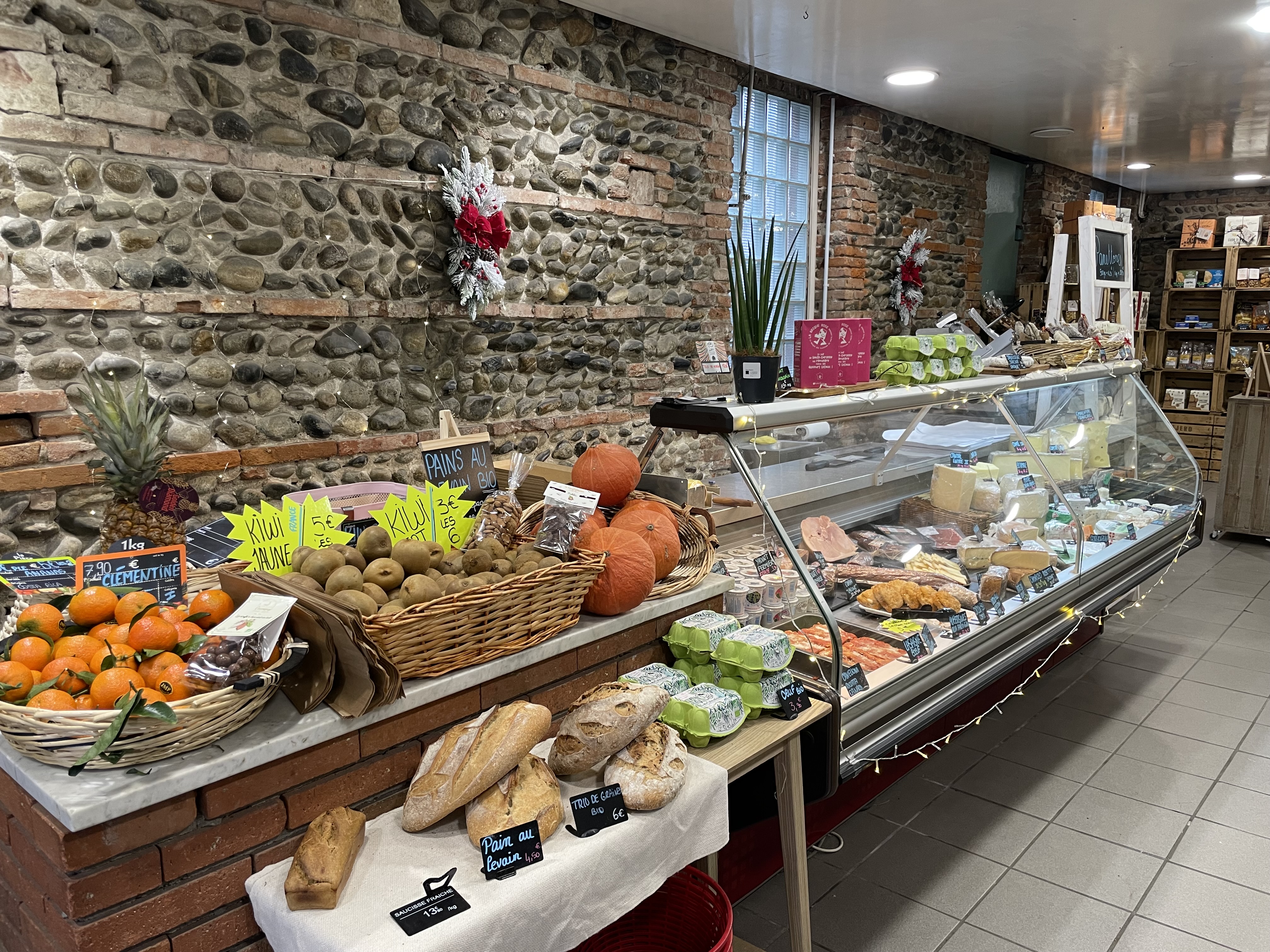 Magnifique commerce de proximité avec clientèle fidèle à fort pouvoir d achat dans un beau quartier de Toulouse (St Agne) sur axe passant Avenue Jules Julien.

Primeur - fromage - charcuterie - épicerie 

84m2 avec grande chambre froide - vitrine réfrigérée - bureau - toilettes - très bon état briques apparentes 

CA N-1 : 289 000€

Idéal couple ou exploitant seul avec ou sans mi temps 

À noter : bail tout commerce 9 ans (reste 8 ans) possible restauration