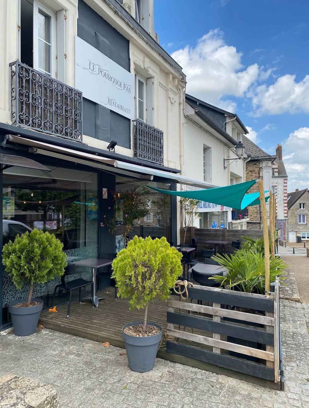 Restaurant plein centre sur petite commune dynamique proche de Rennes,avec toutes les commodités ainsi qu'ecole et collège.
Restauration traditionnelle d'environ 50 couverts, belle terrasse de 18 places, ouvert du lundi au samedi midi et juste vendredi soir.
Beau potentiel, marge de progression.
A l'étage un appartement de plus de 160m2 sur deux etages, belle terrasse de 45m2.

Page Google maps disponible et actualisé régulièrement pour plus de détails.

 A vendre fond et murs, indissociable du logement
260000€ttc 

Curieux s'abstenir svp