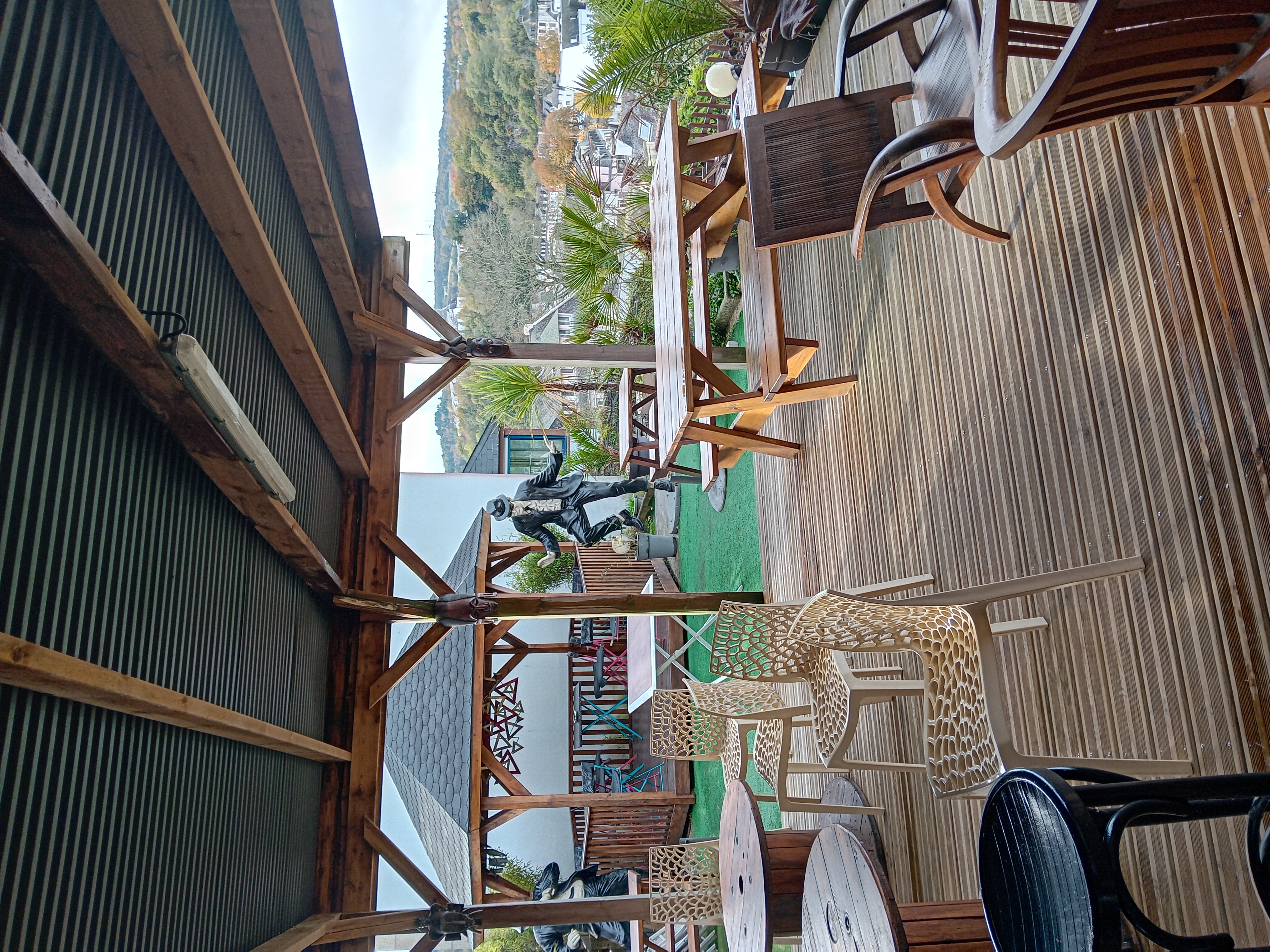 Bistrot culturel 
Restaurant 
Concert, Musique,poésie et théâtre 
Terrasse panoramique sur la ville sur trois niveaux 
Appartement sur deux niveaux 
3 grands lycée à proximité 
Un futur crématorium à proximité 
Pour les cafés d'enterrement 
Départ en retraite