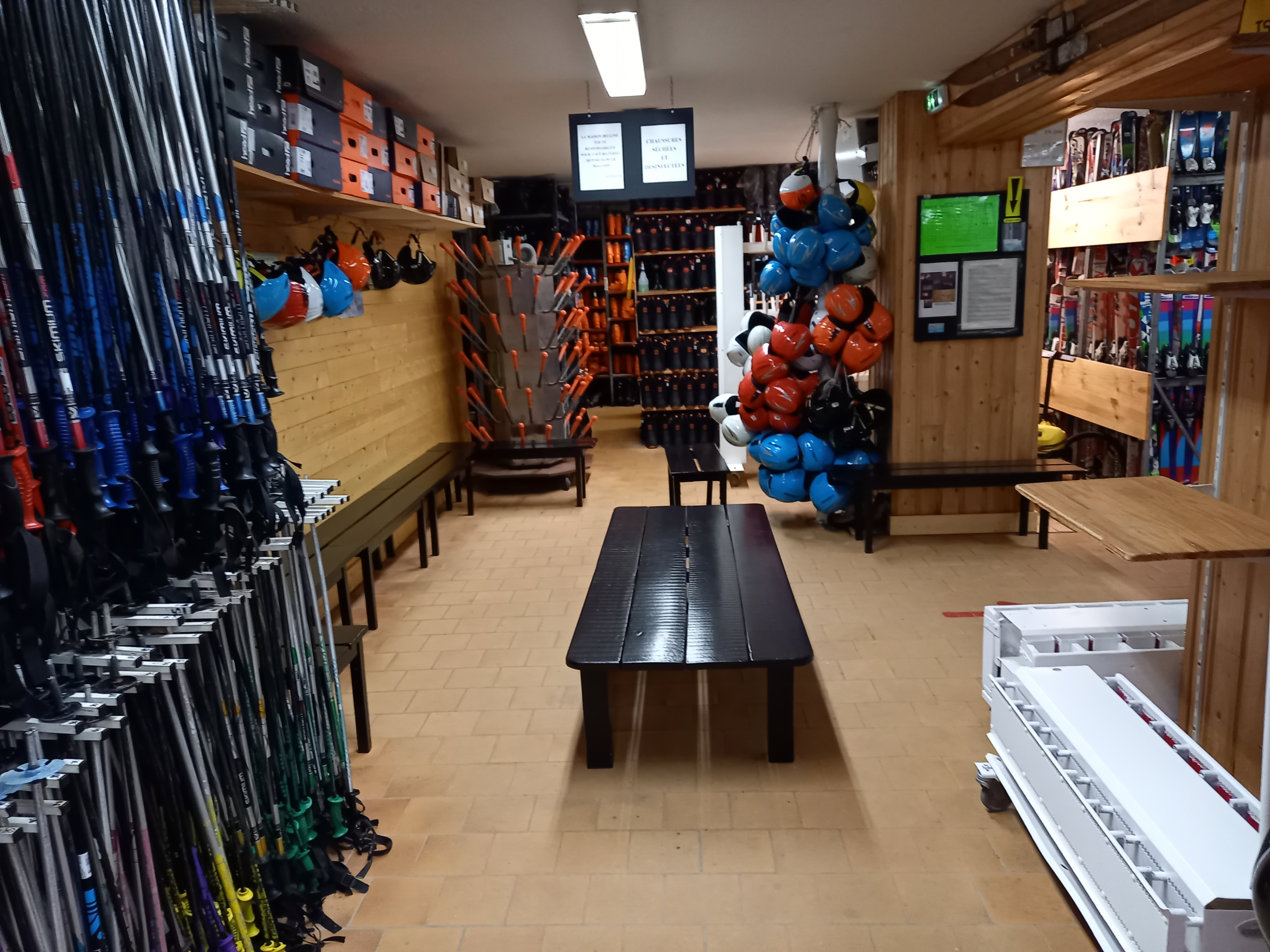 Urgent cause retraite vends un Fonds de commerce de location de matériel de ski et vente articles de sports d'hiver, situé au cœur d'une station dynamique des Pyrénées Atlantiques (64) : Gourette.

Premier magasin à l'arrivée dans la station, il est situé au pied des pistes et existe depuis 45 ans.

Magasin de 140 m2 sous enseigne nationale. Agencement fonctionnel et récent.

Avec gros parc de location en parfait état (skis, chaussures, bâtons, snowboards…). Il dispose d'un atelier fermé pour l'entretien des skis et snowboards comprenant les machines et outils indispensables (surmouleuse, ponceuse, farteuse, etc). Matériel informatique en caisse.

Il bénéficie d'une clientèle fidélisée.

Magasin ouvert sur la saison d'hiver.

Possibilité de développement en ouvrant l'été.

Surface commerciale : 140 m²

Points fort :
- Emplacement au pied des pistes, front de neige.
- Premier magasin à l'arrivée dans la station.
- Emplacement près des caisses de remontées mécaniques.
- Enseigne nationale présente sur tous les réseaux sociaux.
Prix :  160000 €
Loyer mensuel : 1 800 € HT charges comprises

Eléments chiffrés : (TTC)
Année 2022
CA  : 240000 €
EBE :  76000 €

Pour nous contacter : 06 75 03 99 43