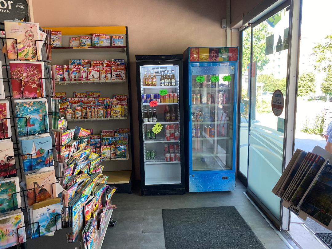 Vends fonds de commerce (cause santé) :  Bar (licence III) Tabac Presse  PMU FDJ au Puy en VELAY (43) , dans un quartier totalement rénové en 2024/2025 où se trouve plusieurs commerces : Pressing, Pizzeria, Boulangerie, Pharmacie, Boucherie.
Le magasin spacieux et traversant à lui aussi été totalement rénové en 2023 : nouveau agencement, peintures et sols plus devantures.
Le système de sécurité a été totalement remplacé en 2025. Aucun investissement à prévoir.
Excellent rapport rentabilité .
Idéal pour un couple ou plusieurs associés.