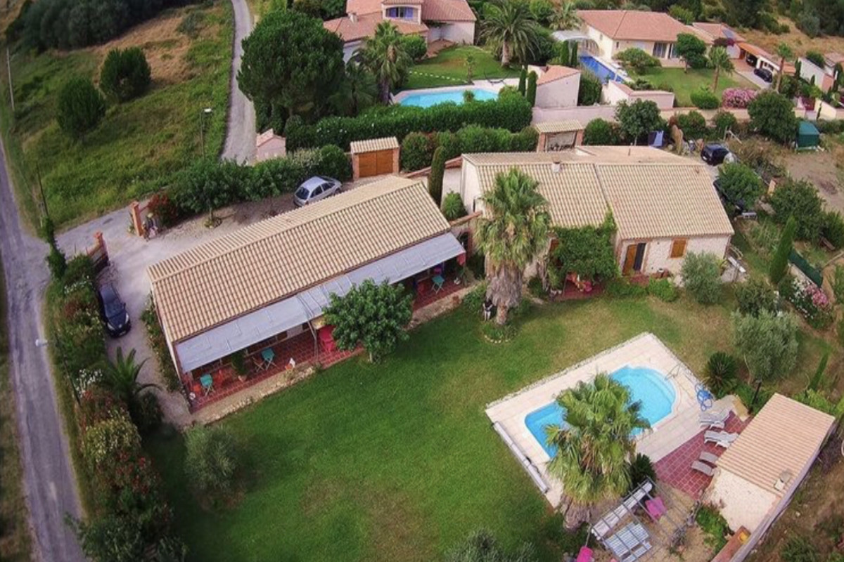 9 pièces  8 chambres  240 m²  Terrain 2.116 m²  3.646 ? le m²
Plain-pied pour cette maison d habitation de 140 m2 et sa dépendance de 100m2 aménagée pour exercé une activité de chambres d'hôtes déjà référencée.

Le tout sur un terrain arboré clôturer de 2116m2 sans limite de shon avec piscine 9x4 coque et son pool housse ainsi que son barbecue extérieur.

Places de parking

Puits et arrosage automatique, vue panoramique sur le massif des Albères exposition sud .

La maison d habitation hall de 5 m2 avec climatisation :

3chambres entre 9 et 11 m2 plus une suite parentale 13m2 avec dressing à aménager de 5 m2

Deux salles de bains de 6 et 8 m2, 2 wc

Séjour 27m2 salon 14 m2, cuisine fermée de 10 m2 avec possibilité d'ouverture sur séjour.

Bureau de 6 m2, vestiaire de 4 m2 et cellier à aménager de 12,50 m2.

Chauffage centrale radiateur avec pompe à chaleur air eau installation mars 2021 petit poêle à bois pour chauffage d appoint huisserie bois double vitrage alarme verisure.

Porte d entrée bois volets extérieur bois.

Garage 20m2

Descriptif de la dépendance :

4 chambres avec entrée indépendante porte fenêtre donnant sur terrasse carrelée surface de 20 m2 chacune avec wc séparés et salle d eau vendu avec les meubles une cuisine fonctionnelle de 20 m2.

Exposition sud , terrain arboré haie laurier rose, palmier, oliviers, mûrier platane possibilité jardin ou agrandissement.

Bâtiments pool house comprenant le local piscine avec filtre à sable installé en 2007.

Maison achevée en 2001 en parpaing briquette et parement imitation galet isolation gouttière alu charpente métallique double isolation cloison polystyrène plaque de plâtre

Vous cherchiez à vous reconvertir ou bien tout simplement vivre dans cette magnifique région des Pyrénées orientales voici une opportunité qui pourrait vous décidez