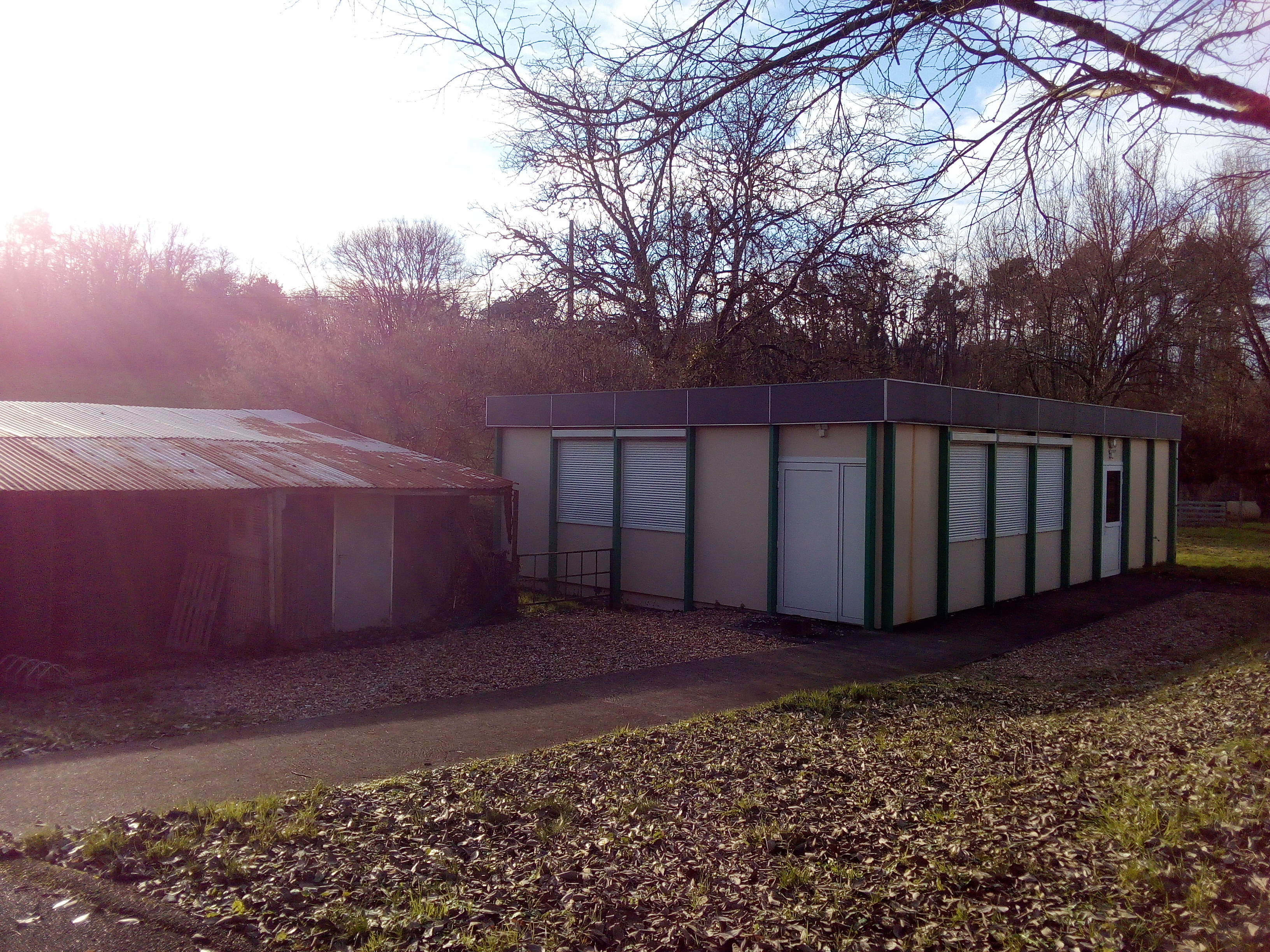 A louer, batiments d'une ancienne école, avec cours.