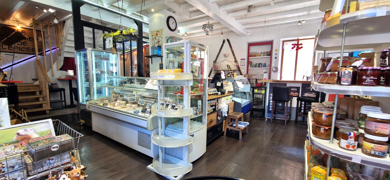 Vente fonds de commerce de cette belle épicerie qui propose de la restauration sur place, la vente de tabac et bar grâce à la licence IV.

Situé dans la commune du Haut Breda entre Allevard et les 7 Laux, ce commerce est le coeur du village.

Au dernier étage vous avez la possibiité d'avoir votre hébergement.

Les propriétaires vendent à contre coeur à cause de raisons de santé.