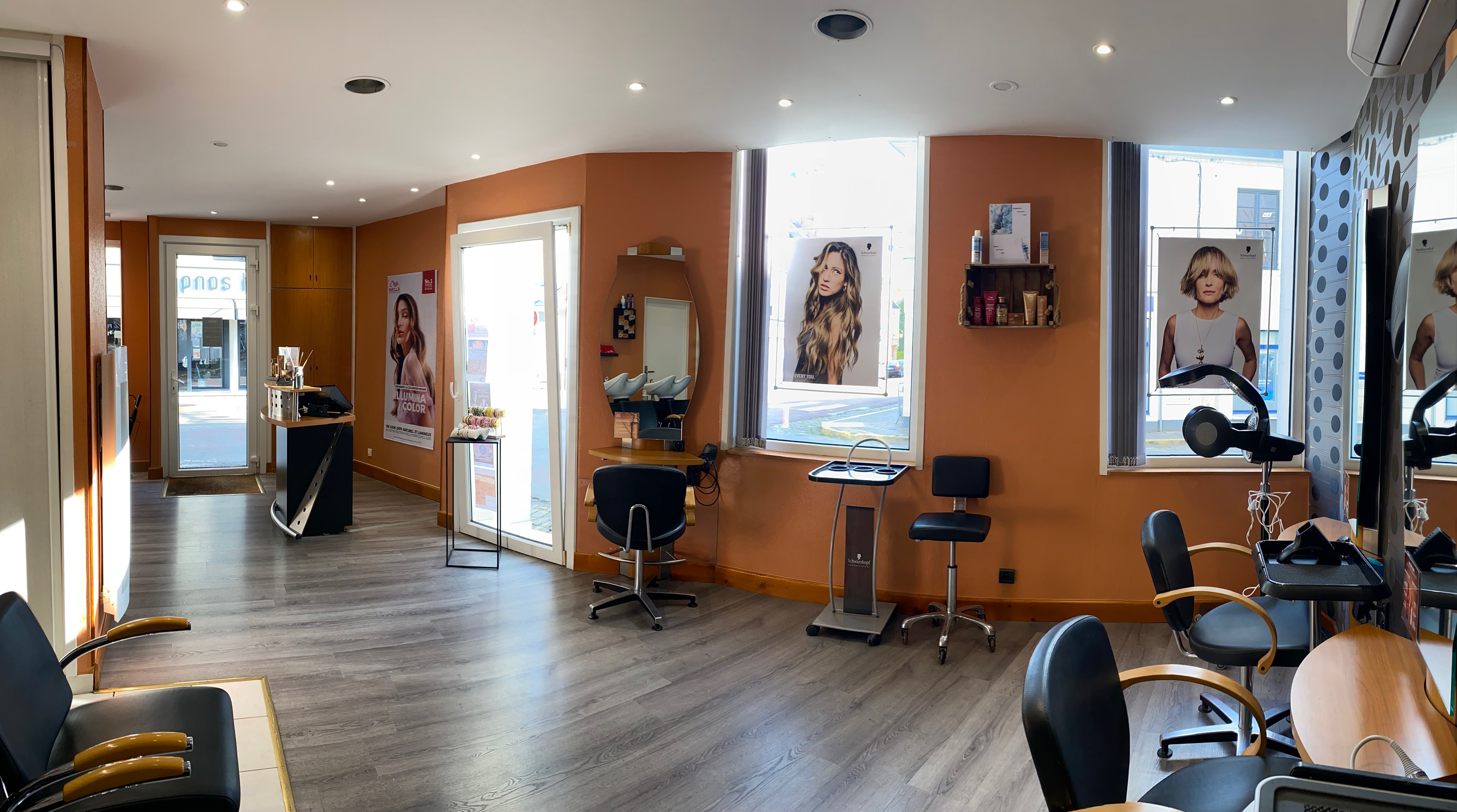 Fonds de commerce d'un salon de coiffure mixte situé en centre ville, bénéficiant d'un bel emplacement et d'une très bonne visibilité.

A vendre (pour cause de départ à la retraite) avec le matériel et le stock en cours.
Idéal pour une installation immédiate.
Clientèle fidèle et régulière.

Convivial, lumineux et climatisé, le salon d'une superficie totale de 64 m2 est parfaitement agencé (6 postes de coiffage, 3 bacs à shampoing, labo, petite cuisine, WC).
Equipe professionnelle en place : la propriétaire et 2 coiffeuses (en CDI de 24 h).

Loyer mensuel : 649,19 €

Pour plus d'informations, merci de me contacter en message privé.