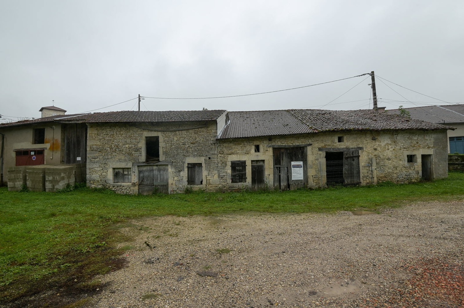 Le village de Longeaux, situé dans le département de la Meuse, recherche un couple de boulanger titulaire du CAP pour la création d’une boulangerie artisanale. La commune possède un local de 150 m2 au centre du village qu’elle va réhabiliter aux normes en vigueur pour l’implantation du matériel de production et de vente. 
Un parking à proximité permettra un accès au commerce. C’est une volonté de la municipalité de développer le commerce artisanal local très attendu par la population. 
L’objectif est de réimplanter une boulangerie pâtisserie artisanale de qualité. Le boulanger investira dans le matériel de production et vente afin de proposer à la clientèle des produits de fabrication maison en pains de tradition française, viennoiseries et pâtisseries. 
Une subvention de 40 000€ sera accordée au porteur de projet pour l'achat de son équipement. 
Afin de présenter le projet en banque, il sera nécessaire d'avoir un apport personnel.
Les candidats devront faire parvenir par mail une lettre de motivation et leurs coordonnées téléphoniques à cette adresse : contact@lorepi.fr 
Un premier contact téléphonique sera nécessaire au 0680118231   
Toutes les candidatures seront étudiées afin d’évaluer leur motivation pour ce projet, une réponse sera faite à toutes les demandes. 
Nous acceptons les reconversions professionnelles qui ont un projet sérieux. Les porteurs de projet déjà installés souhaitant se déplacer ou étendre leur activité ne seront pas retenus. Une étude économique a été réalisée pour valider la faisabilité du projet. Après étude des candidatures, un recrutement sera organisé en Mairie et validé par Monsieur Le Maire et son conseil municipal.