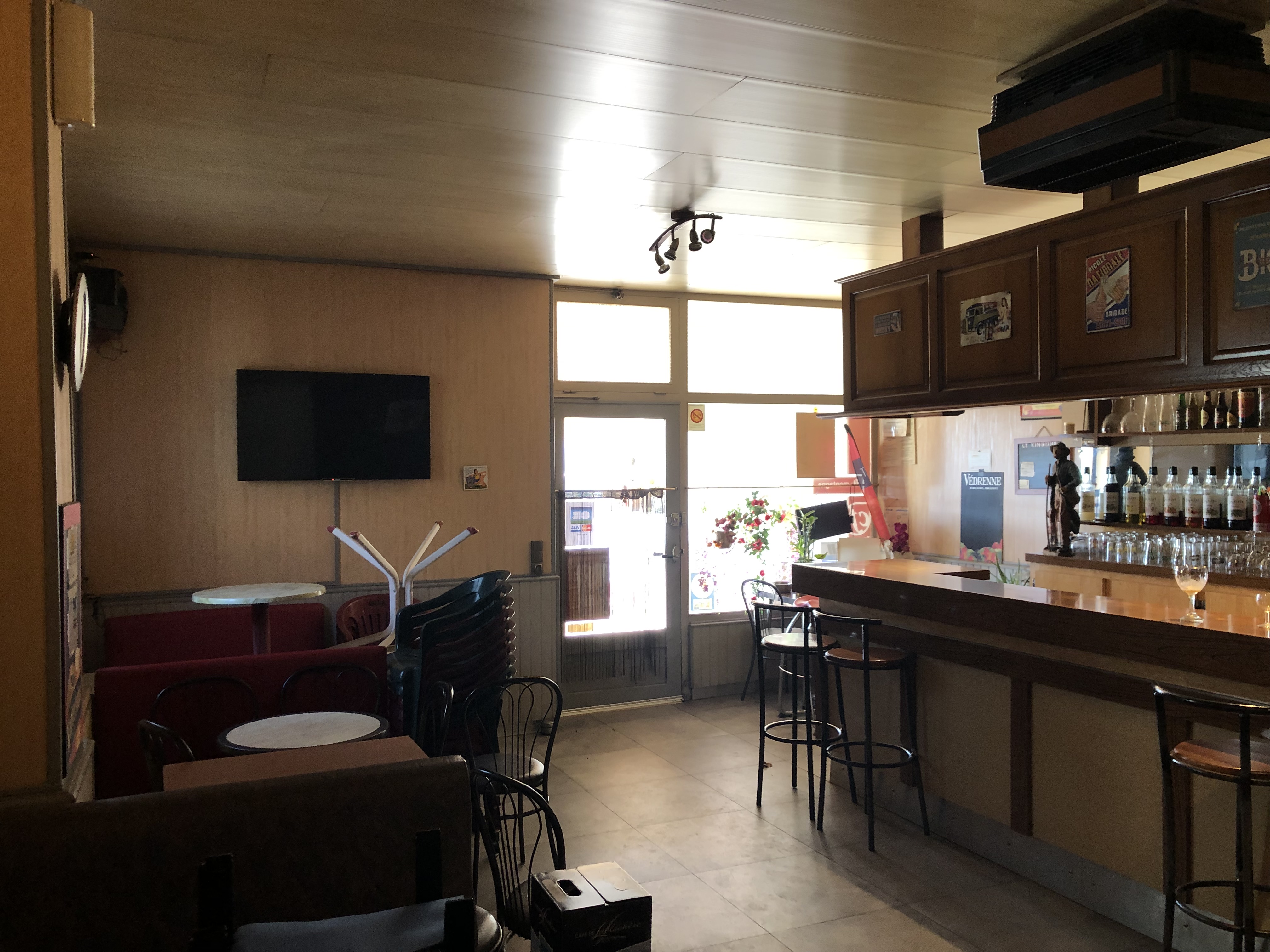 DESCRIPTION TECHNIQUE


Fonds de commerce d’un bar avec licence IV à reprendre avec les murs, à St-Georges d’Aurac Gare, situé sur la commune de Couteuges (43230). Le prix de vente des murs et du fonds est de 109 000 €. L’ensemble est constitué d’un bâtiment avec le bar et une terrasse (60m² pour le bar, 30m² pour la terrasse), de dépendances pour le stockage, et d’un bâtiment d’habitat avec studio au RDC et un logement à l’étage (60m² sur chaque niveau). Ce bien est mis en vente suite à un décès. 
Les dépendances (de 200m² en tout) servent principalement à stocker du matériel, et peuvent être utilisées pour de l’usage privé. Une des dépendances, ancien fournil, peut accueillir des événements une fois nettoyée et rafraîchie. Accolé au bar, vous trouverez un local avec les sanitaires, un autre avec la chaudière à fuel et un stockage de 30m². Le chauffage se fait principalement au bois, et est complété par cette chaudière. 
Au niveau de l’habitat, le logement à l’étage peut être habité de suite mais nécessite des travaux de rafraîchissement, ainsi que de l’isolation. Des premiers travaux (à hauteur de 30 000 €) ont été menés dans le studio, où il reste principalement le sol et les finitions à terminer. Ce studio donne sur un grand terrain de 150m² compris dans ce bien, et idéal pour avoir un vaste potager notamment.
Le bar est lui dans un très bon état et peut accueillir jusque 30-40 personnes en intérieur. 15 tables et chaises composent le mobilier de la terrasse. Le matériel comprend le système froid pour le bar, des congélateurs à tiroir, un peu de stock et le mobilier de bar classique. Un stock de bois pour le chauffage est aussi inclus. 
Au niveau de son fonctionnement, ce bar était ouvert tous les jours, de 8h à 20h en semaine, et de 8h à 22h le week-end. Il s’agit du dernier commerce du lieu, qui représente un point central pour les habitants du village. La clientèle est composée d’habitués et de locaux, et de gens de passage (cyclistes et touristes notamment). En offre d’appoint, le bar vendait du tabac, des bouteilles de gaz et la presse locale. Cet endroit était aussi prisé des amateurs de sport, avec l’offre sportive Canal + qui y était diffusée, et des repas et soirées organisés par les clubs alentours. 
Concernant le stationnement, de nombreuses places sont situées autour du bar et dans le bourg. Comme son nom l’indique, une gare est située sur la commune et est desservie par la ligne Le Puy-Clermont.
Ce bien est idéal pour un couple qui chercherait la tranquillité à la campagne pour une nouvelle vie, tout en proposant une activité économique essentielle à la vie de la campagne avoisinante. Le chiffre d’affaires tournait autour de 50-60 000 €, mais un fort potentiel de développement de l’offre snacking notamment existe.

TERRITOIRE

Ce bar est situé au sein de la Communauté de communes des rives du Haut-Allier (CCRHA), dans le département de la Haute-Loire, récemment élu département préféré des français au plan de l’attractivité touristique. Le territoire de la CCRHA compte 16 000 habitants et est sillonné du nord au sud par la rivière Allier. Le paysage aux multiples nuances de vert et de bleu alterne gorges et plateaux volcaniques typique de l’Auvergne, garantie d’un cadre naturel exceptionnel et préservé. Son patrimoine historique et architectural complète son charme.  

Le bourg de S-Georges d’Aurac-Gare est situé entre la nationale 102, colonne vertébrale du territoire, et la commune centre de Langeac (3 500 habitants) à 5 min en voiture des deux. Des zones d’activités et industrielles pourvoyeuses d’emploi et de dynamisme économique sont présentes à 10 min maximum du bar.

Le territoire du Haut-Allier est facilement accessible depuis l'autoroute A75, à 1h de Clermont Ferrand et 3h de Montpellier. L’axe routier principal est la N 102 prolongée par la N 88 qui le relie à St Etienne et Lyon en 2h30. Des gares de proximité assurent la desserte ferroviaire sur la ligne Paris, Clermont-Ferrand, Nîmes via Langeac, le bourg-centre. Langeac est par ailleurs située à 30 minutes du Puy en Velay, préfecture du département. 
Disposant de nombreux services et commerces le territoire répond à tous les besoins principaux de la vie dans un rayon de moins de 20 min en voiture. Le tissu associatif est aussi très développé (plus d'une centaine d'associations) et propose des activités culturelles, sportives, de loisirs... Le Haut-Allier offre ainsi une vraie qualité de vie à ses habitants. Un solide secteur industriel et agricole complète le bassin d’emplois, ainsi qu'une économie touristique forte.

AIDES INSTALLATION 

L'ensemble de la CCRHA se trouve en ZRR (zone de revitalisation rurale) ce qui induit notamment une exonération d’impôts sur les sociétés les 5 premières années. 
Des aides financières liées à la reprise d'un restaurant peuvent être attribuées par la Communauté de communes, la Région et l'Europe. 
Ce bar n’attend plus que vous !!

Contact : 
Communauté de communes : 
Joseph LAURENT / j.laurent@rivesduhautallier.fr / 06.66.44.48.06