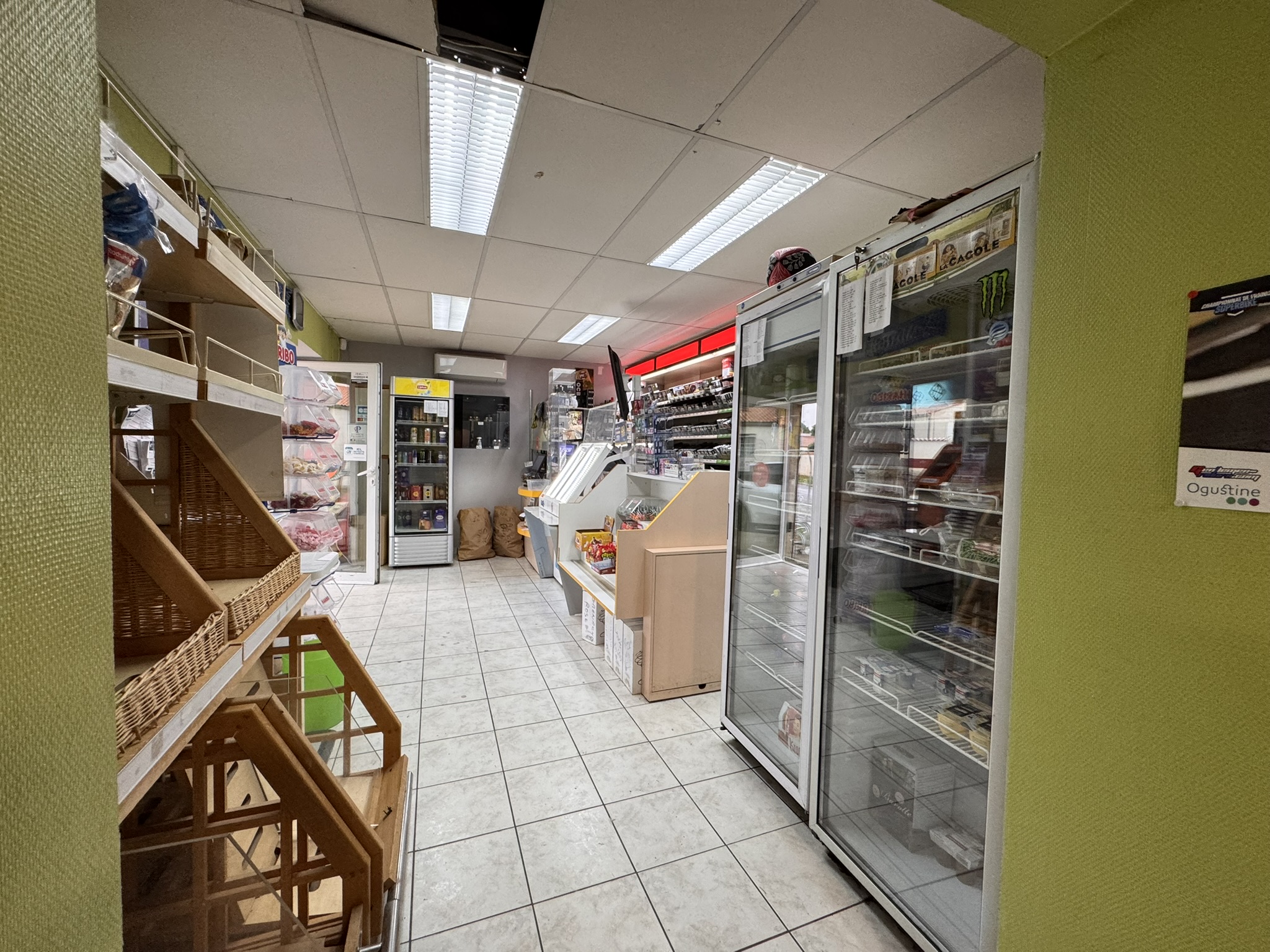 Prix du fonds : 135 000 €
Murs : à louer (500€) ou à vendre (90 000 €)

Commerce idéalement situé sur l’axe principal Angoulême – La Rochelle, avec fort passage (≈ 4 000 véhicules/jour) assurant une excellente visibilité et un flux constant de clientèle.

🔹 Activités
Bureau de tabac

FDJ / Loto

Supérette / produits de proximité

Dépôt de presse

🔹 Atouts majeurs
Chiffre d’affaires stable, activité pérenne

Aucun salarié à reprendre

Clientèle fidèle + passage routier important

Zone ZZR : avantages fiscaux attractifs pour le repreneur

Apport personnel obligatoire douane/tabac : 40 000 €

Potentiel de développement : élargissement des services, optimisation de l’espace, nouveaux rayons

🔹 Conditions
Fonds de commerce : 135 000 €

Murs : au choix

Location : 500€

Vente : 90 000 €

Renseignements détaillés uniquement sur visite

Personnes non sérieuses s’abstenir

📸 Photos disponibles
Visite sur rendez-vous pour présentation complète et chiffres.

🔹 Motif de la vente
Départ à la retraite.