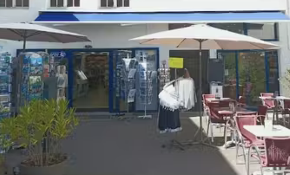 À VENDRE - Fonds + murs - Librairie Presse FDJ Salon de thé en pleine expansion sur une île renommée de Bretagne !

Voici une occasion rare de posséder une entreprise prospère au cœur du bourg d'une île bretonne populaire. En vente, une librairie presse polyvalente reconnue, offrant une gamme diversifiée de produits et de services qui assurent une affluence constante tout au long de l'année.

Notre commerce de155m² va bien au-delà de la vente de livres et de journaux. En plus d'une sélection variée et choisie de livres, nous proposons également des services de presse (200m linéaires) et de Française des Jeux, ainsi qu'un salon de thé cosy (35 m²) avec terrasse loin de la circulation.

Située dans une cour privée face à la Poste et la boulangerie de l'île, la situation est parfaite !
La rentabilité de notre entreprise est également soutenue par la vente de souvenirs, de jeux, de jouets et d'un grand choix de cartes postales exposées en extérieur. Ces articles complémentaires attirent une variété de clients et offrent une marge bénéficiaire attrayante.

Le potentiel de croissance et d'expansion est réel.

La vente comprend le fonds de commerce, les équipements (3 postes de caisse en réseau) et le mobilier.

Si cette opportunité d'entreprise sur cette île de charme vous intéresse et que vous souhaitez obtenir plus d'informations, veuillez nous contacter.

NB : Confidentialité garantie. Les détails spécifiques de la librairie ne seront divulgués qu'aux acheteurs sérieux après vérification de leur capacité financière et signature d'un accord de non-divulgation.
Profitez de cette opportunité unique d'acquérir une entreprise en pleine expansion dans un cadre de vie exceptionnel et enrichissant !

Les informations sur les risques auxquels ce bien est exposé sont disponibles sur le site Géorisques : www.georisques.gouv.fr.