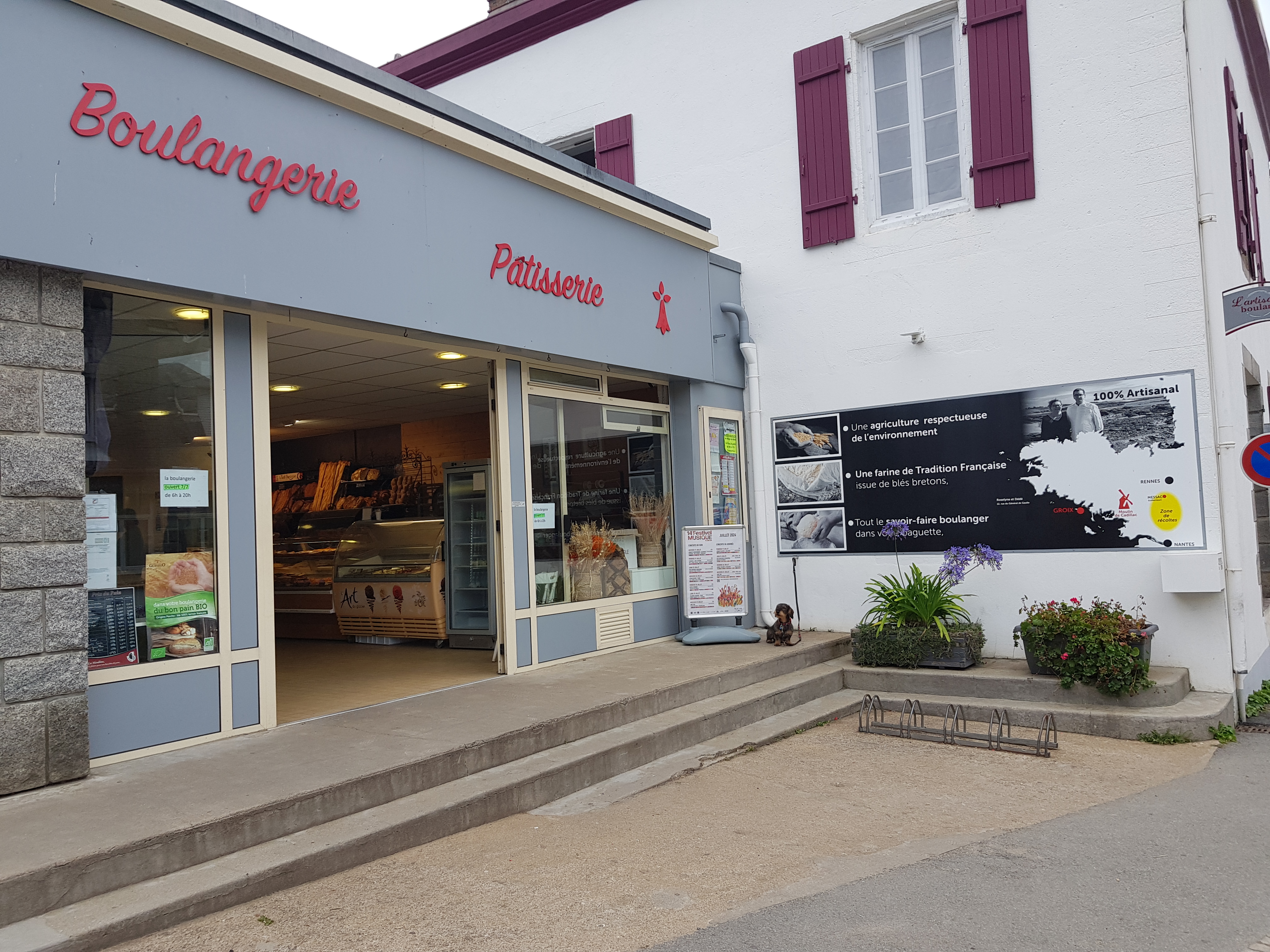 Sur une ole en bretagne
Seule boulangerie de l'ile 
Vaste locaux 500m2 
Chiffres d'affaires importants 
Très bien équipés en matériel 
L'île dispose de tout commerce 
Maison médicale 
2 écoles jusqu'en 3ème 
Vente cause retraite