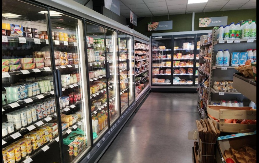 A 57 kilomètres au sud de Bordeaux dans un charmant village de Gironde , fond de commerce épicerie à vendre 

- Surface de vente : 100 M²
- Chiffres d'affaires : 400 K€
- Loyer : 645 €uros / mois
- Parking : 10 places

Magasin récent , actif de qualité , froid OK 

Disponible de suite cause départ à la retraite