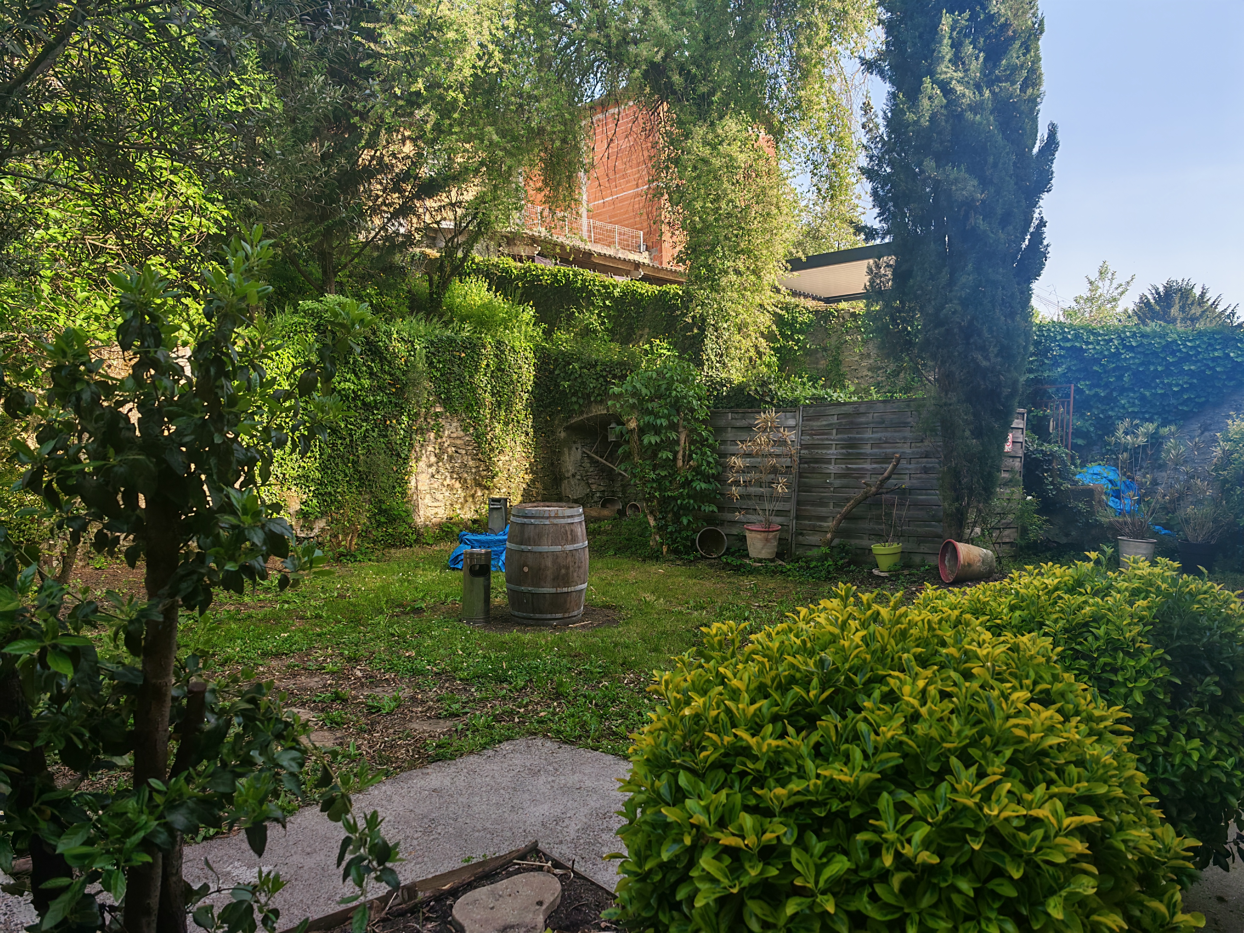 Vente d'un fond de commerce situé au cœur du Périgord Noir, dans un village en bord de Vézère. Au rez-de-chaussée se trouve une salle pouvant accueillir 30 à 40 personnes, une cuisine équipée ainsi que l'accès au sanitaires et à la cave. À l'étage, accessible par des escaliers extérieurs, se trouvent une terrasse d'une capacité de 50 à 60 couverts, d'un jardin et de 4 salles (actuellement 2 qui servent de stockage, une qui sert de pizzeria, la dernière servant d'office, équipée d'un monte plat qui transite avec la cuisine).
Possibilité d'un développement à l'année hord saison estivale (octobre à mars)
Loyer de 650€HT (non soumis à TVA) - Taxe foncière à 181€/mois 
L'offre comprend également du matériel. Les murs ne sont pas compris dans l'offre mais discussion possible selon profil.
Photos supplémentaires à la demande