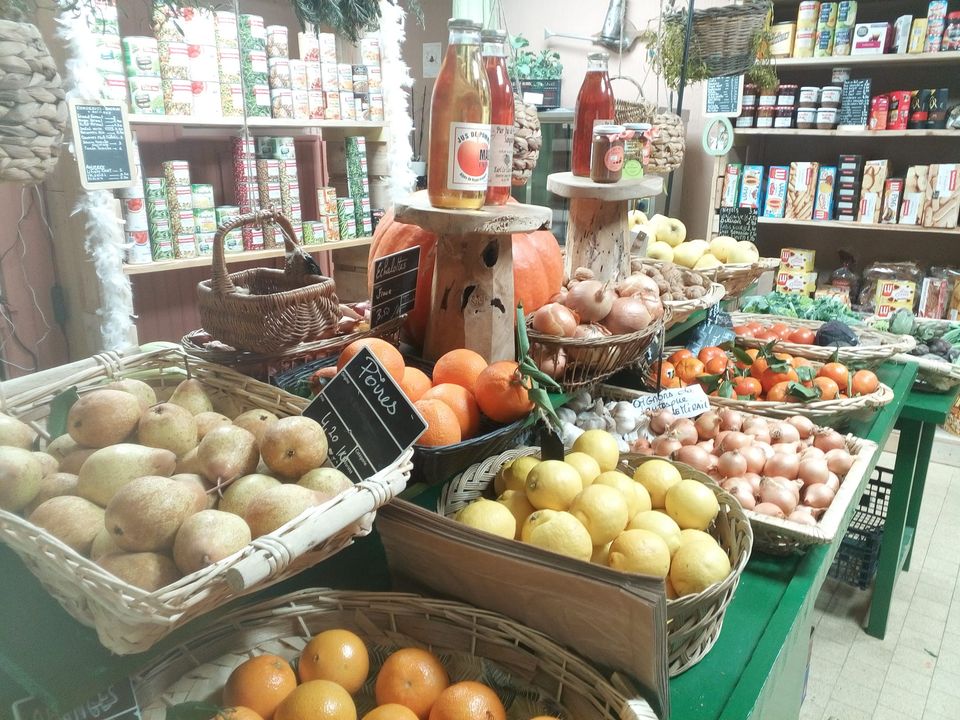 FOND DE COMMERCE A VENDRE (epicerie fruits légumes, boissons, café) dans un village de montagne se situant dans les Gorges de la Vésubie.

LA RETRAITE approche pour moi, aussi je cherche un nouvel acquéreur qui saura faire perdurer le lien que j'ai créé avec les villageois, touristes. Un lieu ou les gens aiment se retrouver, échanger, partager...
J ai l habitude de travailler avec les bergers (vente de fromages de chèvres, brebis et vache), les maraîchers de la Vallée (légumes non traités en toute saison), les apiculteurs, des petits plats traiteurs sont également proposés aux clients.
Une vallée où il fait bon vivre, très touristique grâce à notre Via Ferrata, nos nombreuses randonnées dans le Parc du Mercantour, et notre bassin écologique qui attire de nombreuses familles pour les baignades l'été.

Dans le village, il y a déjà é boulangeries, 3 restaurants, 1 bar, une pharmacie, une fleuriste, une esthétitienne, un snack ouvrira prochainement ses portes, un médecin, des infirmiers, une salle polyvalente, une école, des bus...