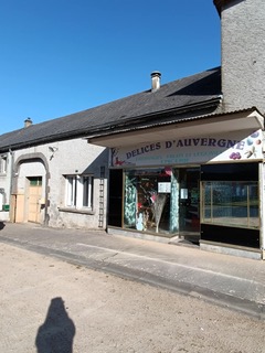 Commerce a Vendre
Nous mettons en vente notre commerce D’Alimentation.
« Délices d’Auvergne »
Situé dans le parc des volcans d’Auvergne.
Ce commerce bénéficie d’une clientèle fidèle
et d’une excellente réputation locale .
Spécialisé vente de Fromages Fruits ,
Légumes ,Charcuterie Epicerie Alcool .

Pour couple, 1 au magasin et un en tournée 1
en Camion Magasin .

Très bon chiffre d’Affaire .

Ce commerce a traversé toute les crises
Beaucoup de possibilité encore pour
augmenter sa rentabilité et son développement .

Etudie toutes possibilités.Pour plus d’information contacter Michel au   06 86 80 30 02