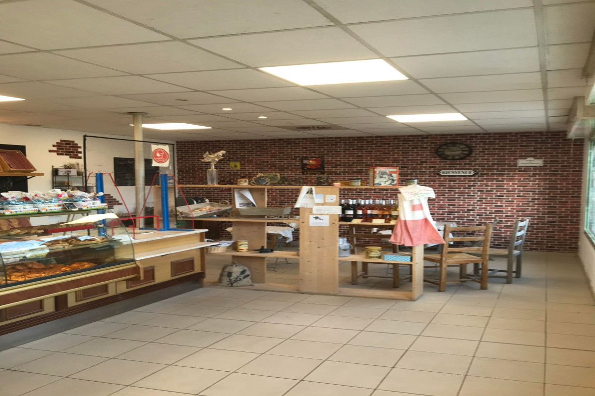 Dans Village au Coeur des Cevennes
A vendre Boulangerie Située Axe Principal du Village avec Parking Surface total 130 m2 dont 32m2 de boutique (rénovée totalement - de 2ans)

Avec coin caféteria (entre 300 et 450 cafés /mois) + possibilité de sortir des tables en période Estivale (vente de Glaces )
Prêt à travailler
Prévoir Changement spirale ( prix négociable en fonction)
Epicerie Produits Locaux juste à Coté Possibilité de partenariat avec camping , restaurants
Chiffre d'Affaire : 2019=130000? 2020= 86000? ( COVID) Loyer = 512 ?

( Propriétaire des Murs : MAIRIE . batiment très entrenenu)
Possibilité de développement (snacking , pâtisserie , livraison )

Pas de Tournée Actuellement mais la demande est présente.
Renseignements et Photos supplémentaire sur demande .