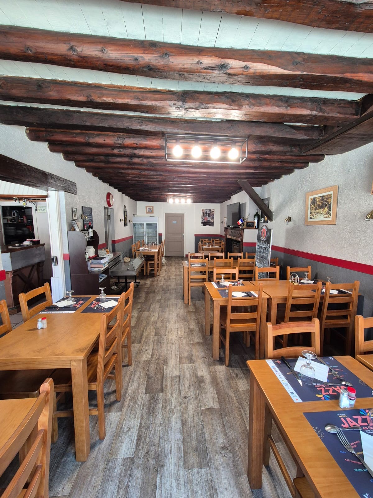 Fond de commerce BAR - RESTAURANT à vendre à Glos la Ferriere dans l’Orne. A 10 min de L’aigle. Axe l’aigle - Lisieux/Deauville
Belle salle de restaurant, 40 places assises, WC, cuisine, plonge, chambre froide, une grande arrière cuisine, une salle de bar, une cave , une cour et une réserve. 
Bail 3/6/9. Loyer 480 euros/mois