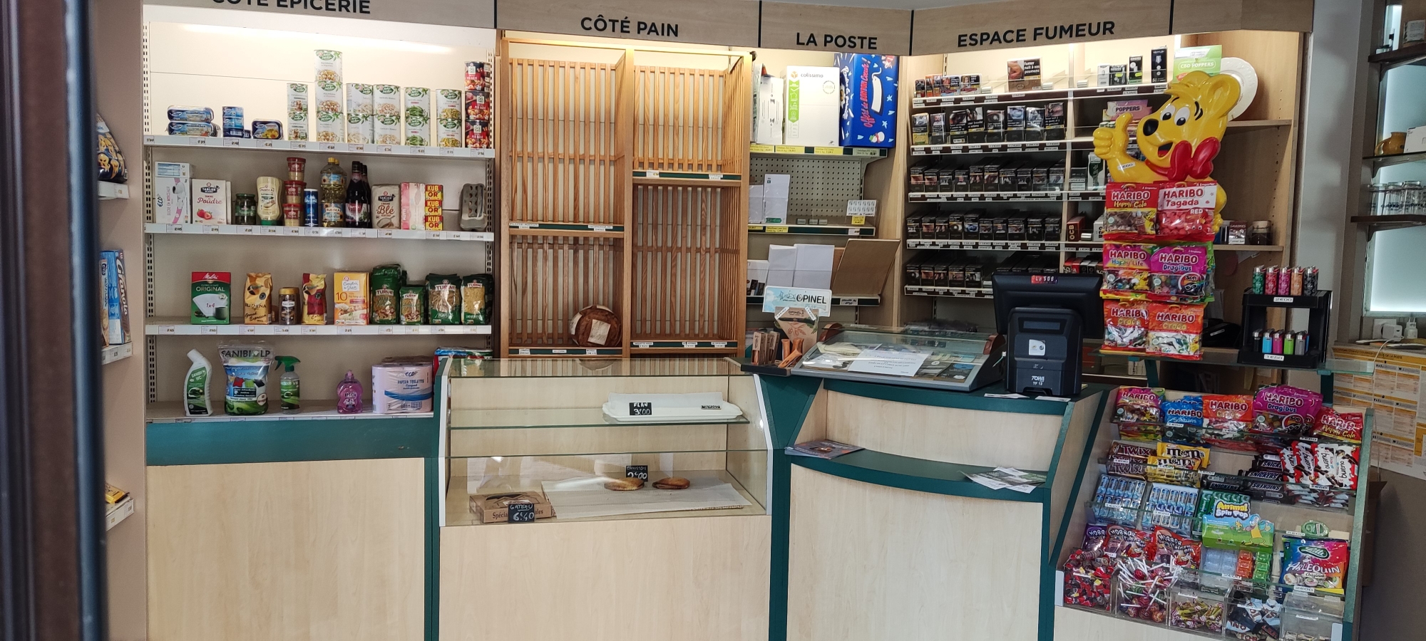 Saisissez une opportunité unique en reprenant ce commerce de proximité situé au cœur d’un territoire où le tourisme représente la 2ème économie pour les activités de loisirs et pleine nature. 

Avec son ambiance conviviale et son ancrage dans la vie locale, ce bar-tabac est bien plus qu’un simple commerce : c’est un véritable lieu d’échanges et de convivialité. La clientèle, composée d’habitués et des vacanciers en résidences secondaires apprécie cet espace où il fait bon se retrouver tout au long de l’année.

L’établissement propose une offre diversifiée (bar, tabac, point poste, dépôt de pain, épicerie de dépannage, produits locaux et presse quotidienne) et offre des possibilités de développement. Vous pourrez développer l’activité en proposant une offre de petite restauration, en organisant des événements (soirées à thème, concerts, expositions) ou en mettant en place la FDJ.

L’appartement cédé avec les murs vous offrira un logement sur place ou la possibilité de créer un hébergement touristique de courte durée de type gîte ou chambres meublées.

Une communication adaptée permettra de capter la clientèle touristique et les cyclistes.

Le cadre de vie agréable, la dynamique touristique estivale et le soutien des acteurs locaux sont autant d’atouts pour assurer la pérennité et le succès de votre future activité.

Fonds de commerce : 70 000€ hors stock (compris la licence IV et les agencements)

L' immobilier comprenant le commerce et l’appartement au-dessus : 130 000€  

Si vous recherchez une affaire à taille humaine, avec un  potentiel de développement et une qualité de vie , ne manquez pas cette belle opportunité.