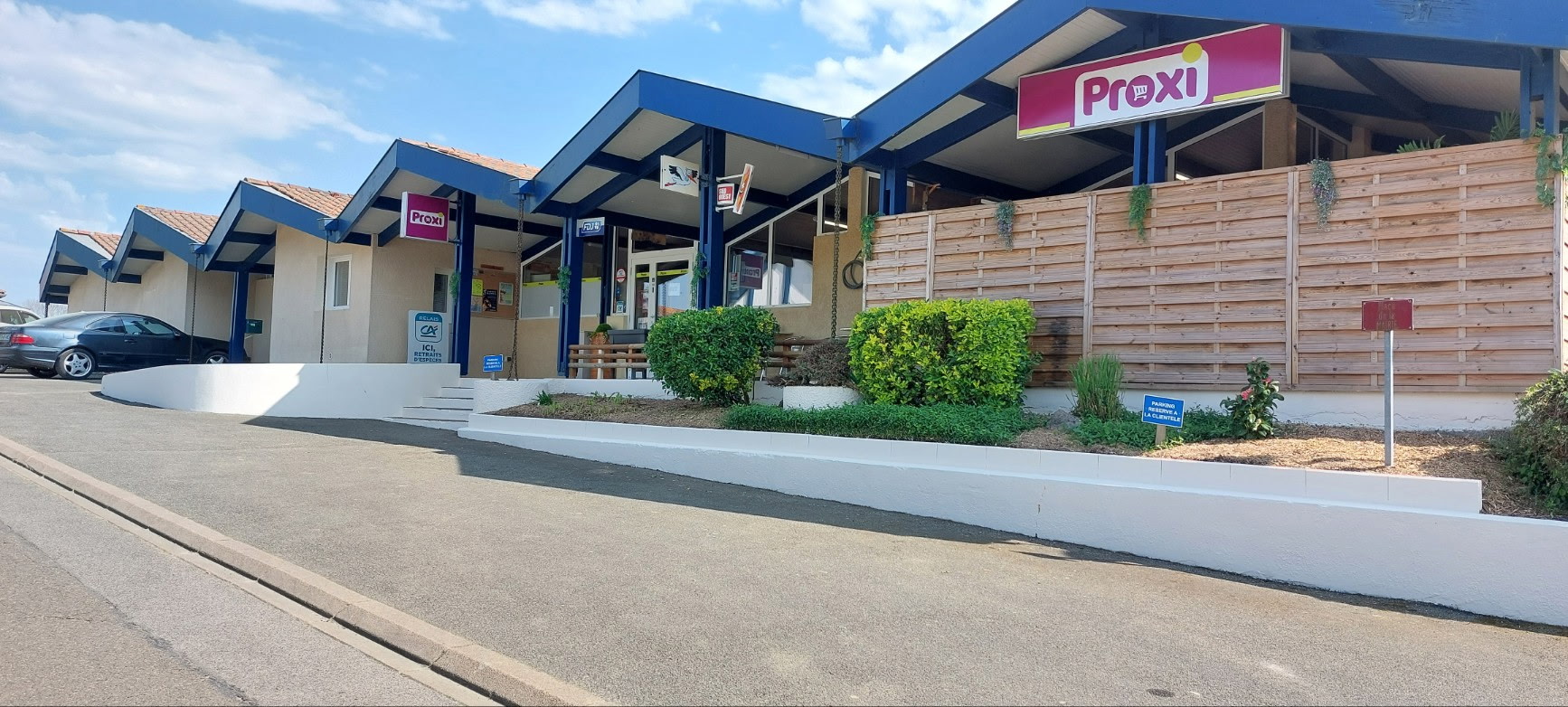 Dans les landes, près de dax (40100)  
A vendre fond de commerce d'une epicerie/superette de 182m2 tout compris
 (Loyer mensuel 315,15e)
 multi activités avec enseigne proxi,
situé dans un sympathique petit bourg de village,
toute equipé avec chambre froide,
grand garage avec store électrique,
possédant une grande terrasse couverte avec tables et chaises pour café bière locale jus de fruits 
- Services proposés:
-Francaise des jeux, grattages, loto, parions sport, tv amigo 
- colis ups 
- looker mondial relay
- colis privé 
- pain et viennoiserie
- gaz
- sud ouest et petit journal landais
-rôtissoire
-Place de parking clientèle   
Attenant un pavillon 126m2 (loyer mensuel 612e) 
- 3 chambres donnant sur terrasse couverte 
-Portail avec  un grand jardin
-Cuisine equipée 
-Salle salon avec cheminée 
- sdb
- toilette 
-Buanderie 

Prévoir en plus de prix de vente, achat de la marchandise restante (maxi 10.000€)