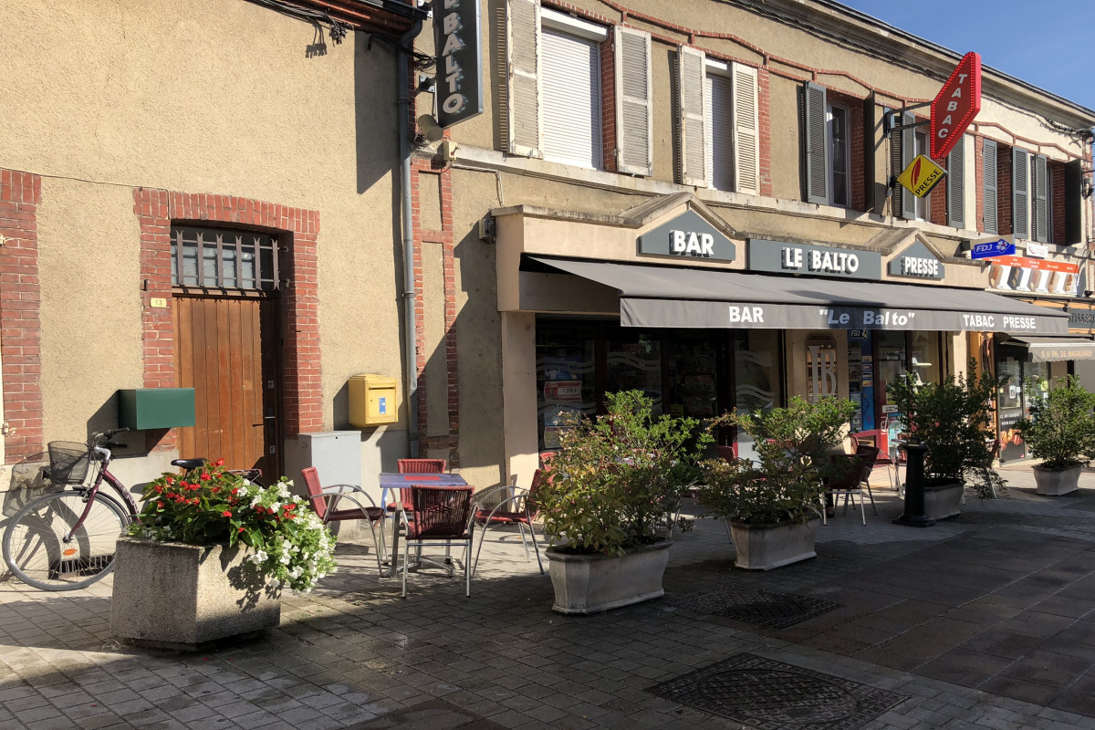 Affaire tenue en couple depuis bientôt 16 ans. 
Refait entièrement à neuf en 2012. Logement au-dessus du commerce T3 neuf également. Fermé les jeudi et dimanche après-midi. Idéalement situé sur axe Gien-Bourges ( très passant). Saison touristique et saison chasse. Cadre idéal pour familles. Stock à ajouter au prix de vente
