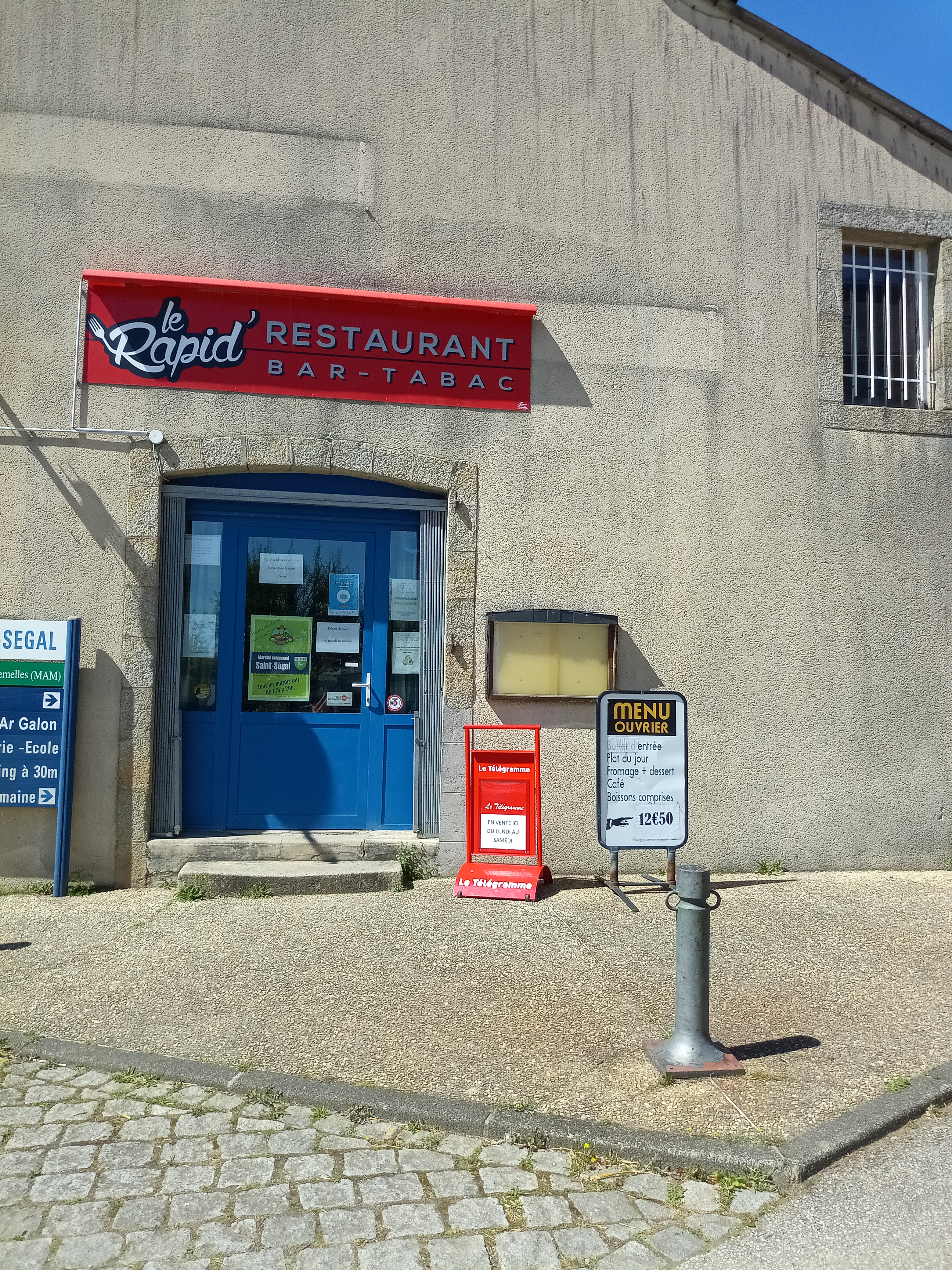 A vendre, bar-tabac-restaurant situé en plein bourg d'une commune rurale.
Grands axes de circulation à proximité.
Restauration de type ouvrier, mais possibilité de modifier cette offre, et de développer différentes activités ( concerts, vente à emporter, restauration traditionnelle, dépôt de pain, épicerie).
Cuisine équipée, entretenue et fonctionnelle.
Pas de personnel à reprendre.
Logement spacieux à l'étage: 3 chambres, cuisine équipée, grande salle de bains.
Murs à vendre également.
Cadre de vie agréable. Ecole primaire dans la commune.
N'hésitez pas si vous souhaitez plus de renseignement.