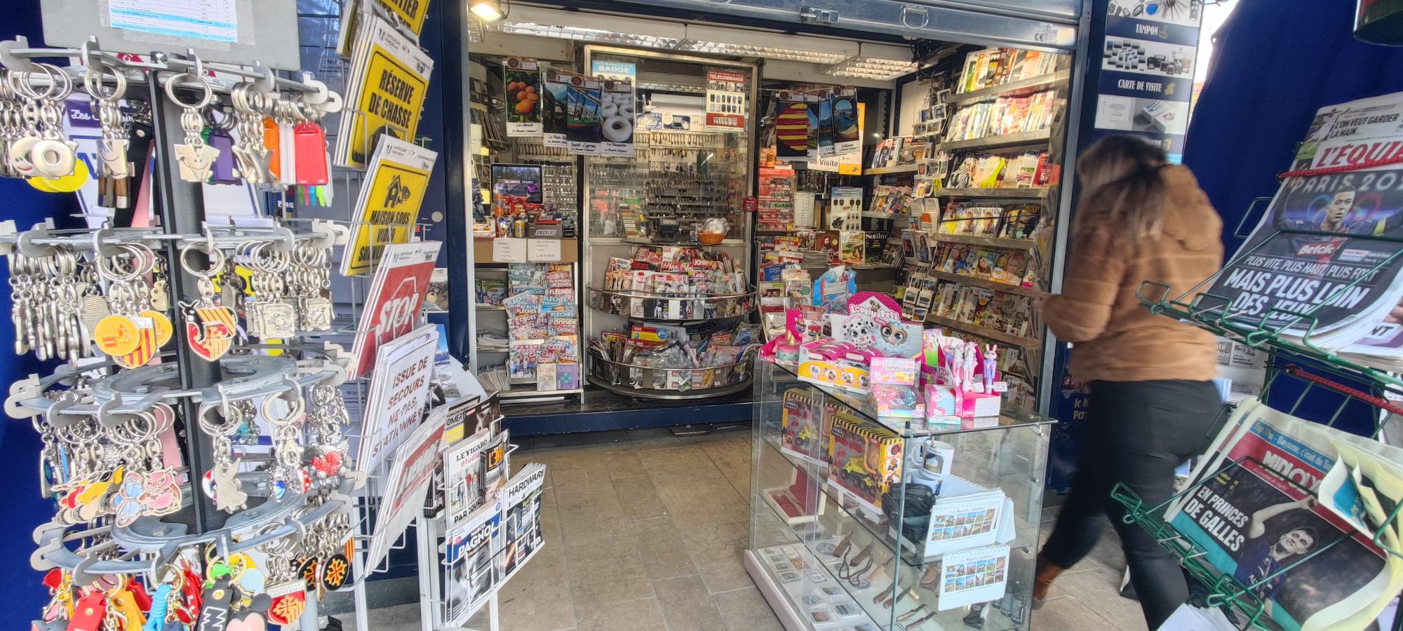 Il s’agit de gérer un kiosque sur Perpignan:
-
Place de Catalogne(kiosque ouvert à l’année)
•
Je vous explique ci-après, le fonctionnement pour devenir kiosquier. Bien entendu, nous échangerons ensemble, soit en visio, soit en présentiel (sachant que je suis basé sur Toulouse).
•
Pour devenir gérant de kiosque, il vous faudra avoir un agrément de diffuseur de presse en effectuant une formation en présentielle 2 jours(au dépôt de presse de Béziers) ou en e-learning (les 2 sont payantes mais suivant votre situation, une partie ou la totalité pourrait être pris en charge.
•
Vous disposerez de ce kiosque sans droit d’entrée, sans avoir à investir dans un pas de porte ou fonds de commerce avec de faibles charges; néanmoins, il vous faudra :
•
Une caution bancaire de 10000€ appelée “garantie à première demande”, à demander auprès de votre banque ou bien les avoir sur votre compte.
•
Un fond de roulement/trésorerie pour votre fond de caisse, vos achats de fonctionnement…
Le dépôt de presse(l’entreprise qui vous livre la presse basée à Béziers) vous expliquera plus en détails le fonctionnement.
•
Vous serez travailleur indépendant donc non salarié; il vous faudra créer une société et donc avoir un numéro de Siret (SAS, SASU, SARL, EURL, EI, micro-entreprise…)
•
Vous pourrez avoir la gestion du kiosque jusqu’en 2038, mais le contrat conclu ensemble se fera tous les 2 ans,
•
Il y aura 2 dossiers administratifs à préparer, un pour la partie “presse” et un pour “la Française des Jeux/FDJ”; pour avoir les validations de ces 2 entités, prévoyez 2 mois minimum avant une ouverture(avec les jeux).

•
Les activités(votre salaire proviendra des commissions de ces activités):
•
Presse nationale(23%) et régionale(14%)
•
Les jeux de la Française des jeux (FDJ): jeux de grattage, tirage, parissportif (5%)
•
Le relais colis avec Pickup (suivant le nombre de colis)
•
Les souvenirs, les cartes postales et cartes évènementielles
•
Les boissons, les glaces emballées, les confiseries, les spécialités locales (droit de terrasse à demander auprès de la ville)
•
Si vous avez d’autres idées d’activités, n’hésitez pas à m’en faire part (services à la personne, artisans, clés minute, conciergerie, transfert d’argent, service carte grise…), mais de toute façon, elles seront soumise à la validation de la ville.
•
Les charges :
•
Loyer mensuel 300€ HT -Caution pour le kiosque: 1080€ ; caution restituée à la fin sauf anomalies constatées.
•
Electricité, routeur4G ou box internet
•
Caisse informatisées spéciale presse(Strator, Bimedia, JDC…): entre 80 et 120€/mois
•
Assurance
Suivant les activités que vous aurez installé dans le kiosque, il vous faudra aménager à votre guise l’intérieur du kiosque (présentoirs, frigos…)

IMPORTANT : l'ancien gérant a fait installer un rideau roulant électrique ce qui a permis d'agrandir le kiosque de 5m² ; il faudra l'acheter à l'ancien gérant 3000€.


Les horaires:
•
Vous vous adapterez au besoin de votre clientèle mais en général, les autres kiosques de mon secteur ont pour habitude d’ouvrir:
•
7h/7h30 –12h30 et 16h –18 ou19h ou journée continue
•
Samedi matin (l’après-midi et le Dimanche si vous le souhaitez)
•
A votre convenance mais vous pourrez étudier un jour de fermeture dans la semaine.